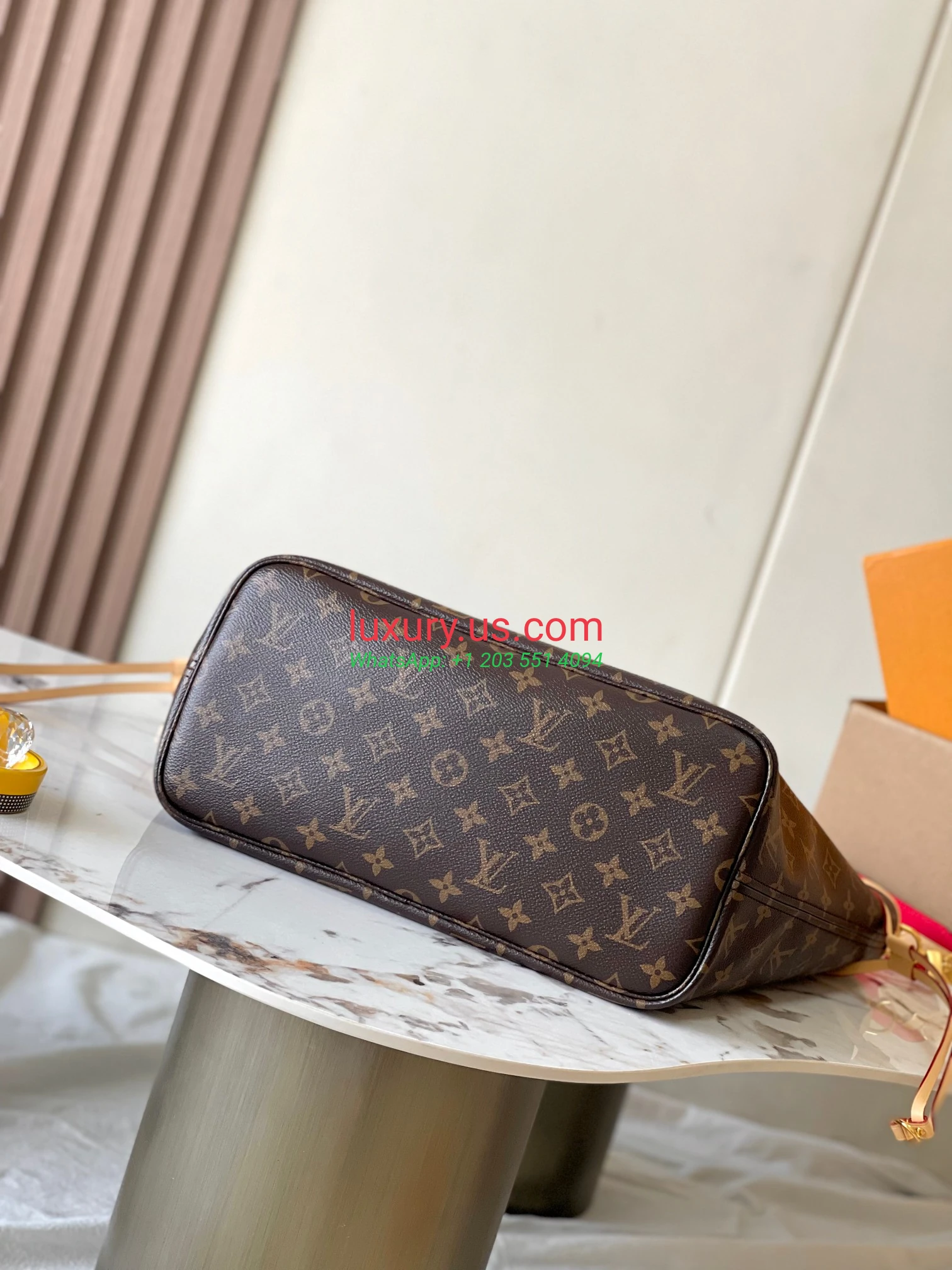 LOUISVUITTON Neverfull M12096 31x28x14 cm Dynamic Red and White - Replica Bag high-quality replicas, exquisite design, perfect details. LOUISVUITTON Neverfull M12096 31x28x14 cm Dynamic Red and White - Replica Bag high-quality replicas, exquisite design, perfect details.