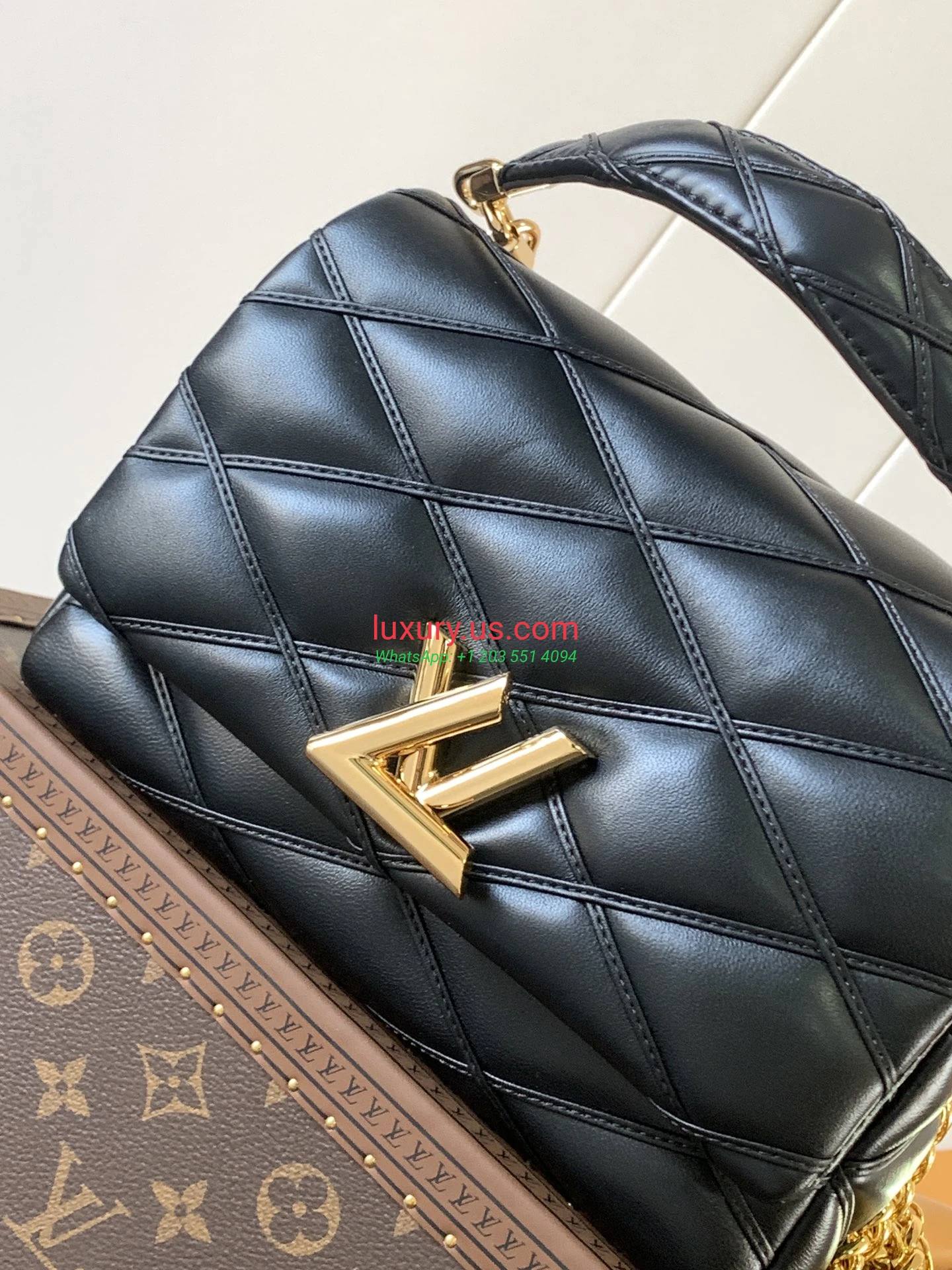 Louis Vuitton Twist M22891 Black Gold 23x16x10 cm - Replica Bag high-quality replicas, exquisite design, perfect details. Louis Vuitton Twist M22891 Black Gold 23x16x10 cm - Replica Bag high-quality replicas, exquisite design, perfect details.