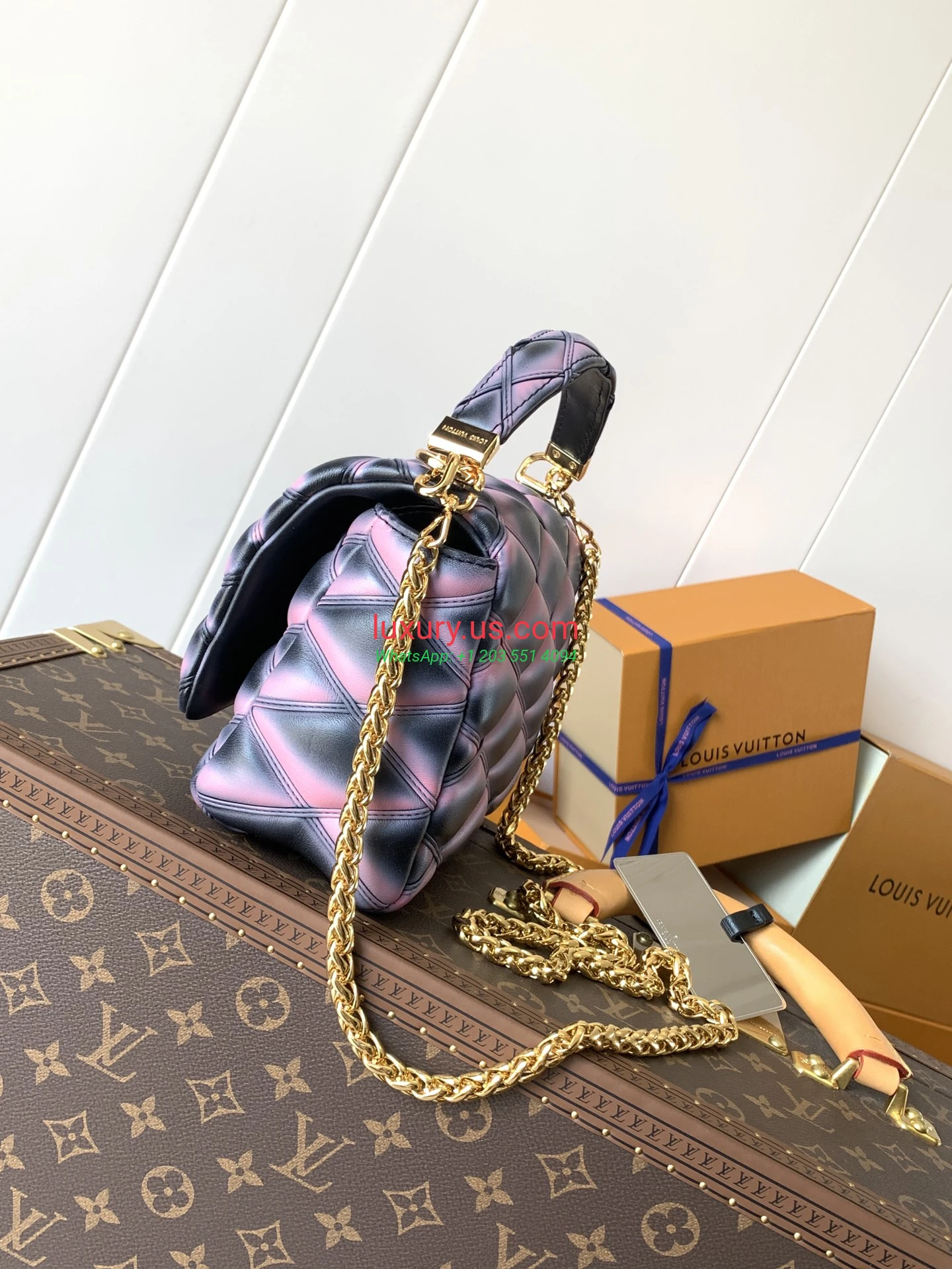 Louis Vuitton Twist M22891 Black Pink 23x16x10 cm Dark Grey, Beige, Brown, Black, Vanilla, Pink Gradient, Dark Blue, Blue Gradient, Blue and White Check, Red and White Check, Silver, Patent Leather, Black and Pink Gradient, Light Blue Gradient, Nude Pink Gradient, Wine Red, Black Hardware, Light Coffee, White Leather with Black Stripe - Replica Bag high-quality replicas, exquisite design, perfect details. Louis Vuitton Twist M22891 Black Pink 23x16x10 cm Dark Grey, Beige, Brown, Black, Vanilla, Pink Gradient, Dark Blue, Blue Gradient, Blue and White Check, Red and White Check, Silver, Patent Leather, Black and Pink Gradient, Light Blue Gradient, Nude Pink Gradient, Wine Red, Black Hardware, Light Coffee, White Leather with Black Stripe - Replica Bag high-quality replicas, exquisite design, perfect details.