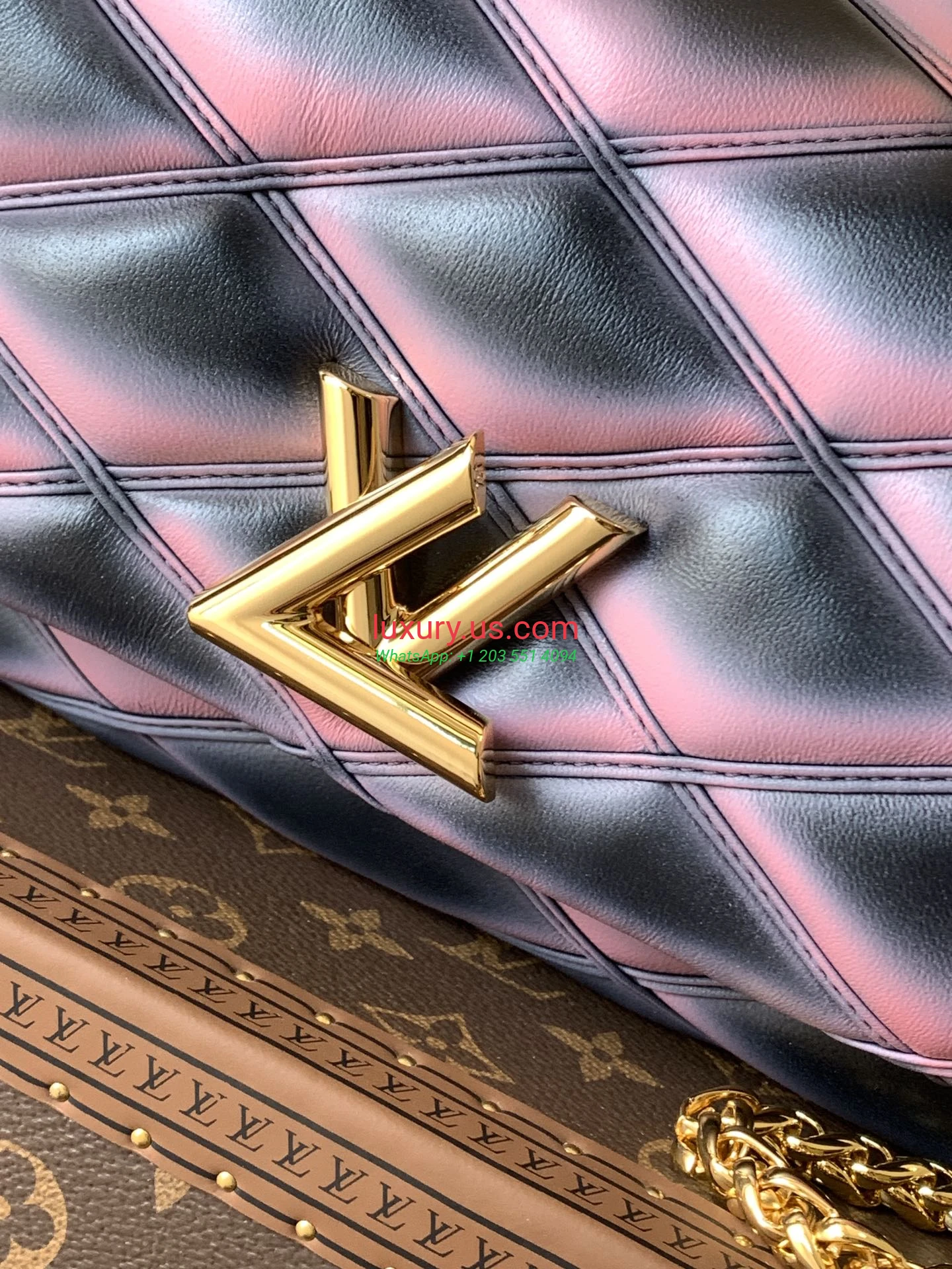 Louis Vuitton Twist M22891 Black Pink 23x16x10 cm Dark Grey, Beige, Brown, Black, Vanilla, Pink Gradient, Dark Blue, Blue Gradient, Blue and White Check, Red and White Check, Silver, Patent Leather, Black and Pink Gradient, Light Blue Gradient, Nude Pink Gradient, Wine Red, Black Hardware, Light Coffee, White Leather with Black Stripe - Replica Bag high-quality replicas, exquisite design, perfect details. Louis Vuitton Twist M22891 Black Pink 23x16x10 cm Dark Grey, Beige, Brown, Black, Vanilla, Pink Gradient, Dark Blue, Blue Gradient, Blue and White Check, Red and White Check, Silver, Patent Leather, Black and Pink Gradient, Light Blue Gradient, Nude Pink Gradient, Wine Red, Black Hardware, Light Coffee, White Leather with Black Stripe - Replica Bag high-quality replicas, exquisite design, perfect details.