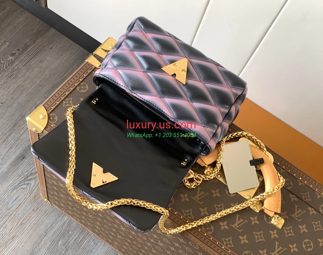 Louis Vuitton Twist M22891 Black Pink 23x16x10 cm Dark Grey, Beige, Brown, Black, Vanilla, Pink Gradient, Dark Blue, Blue Gradient, Blue and White Check, Red and White Check, Silver, Patent Leather, Black and Pink Gradient, Light Blue Gradient, Nude Pink Gradient, Wine Red, Black Hardware, Light Coffee, White Leather with Black Stripe - Replica Bag high-quality replicas, exquisite design, perfect details. Louis Vuitton Twist M22891 Black Pink 23x16x10 cm Dark Grey, Beige, Brown, Black, Vanilla, Pink Gradient, Dark Blue, Blue Gradient, Blue and White Check, Red and White Check, Silver, Patent Leather, Black and Pink Gradient, Light Blue Gradient, Nude Pink Gradient, Wine Red, Black Hardware, Light Coffee, White Leather with Black Stripe - Replica Bag high-quality replicas, exquisite design, perfect details.