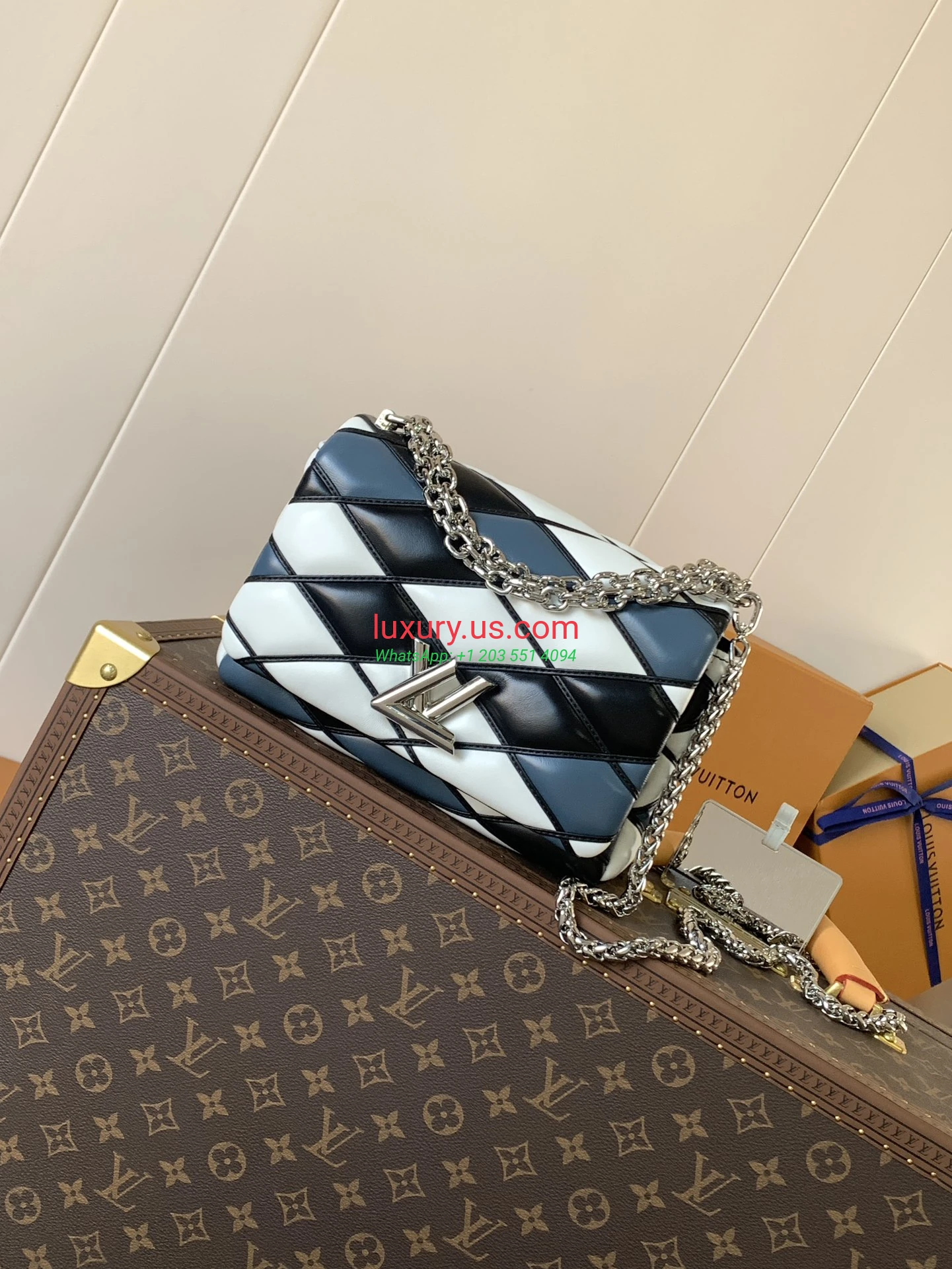 Louis Vuitton Twist M22891 Blue 23x16x10 cm - Replica Bag high-quality replicas, exquisite design, perfect details. Louis Vuitton Twist M22891 Blue 23x16x10 cm - Replica Bag high-quality replicas, exquisite design, perfect details.