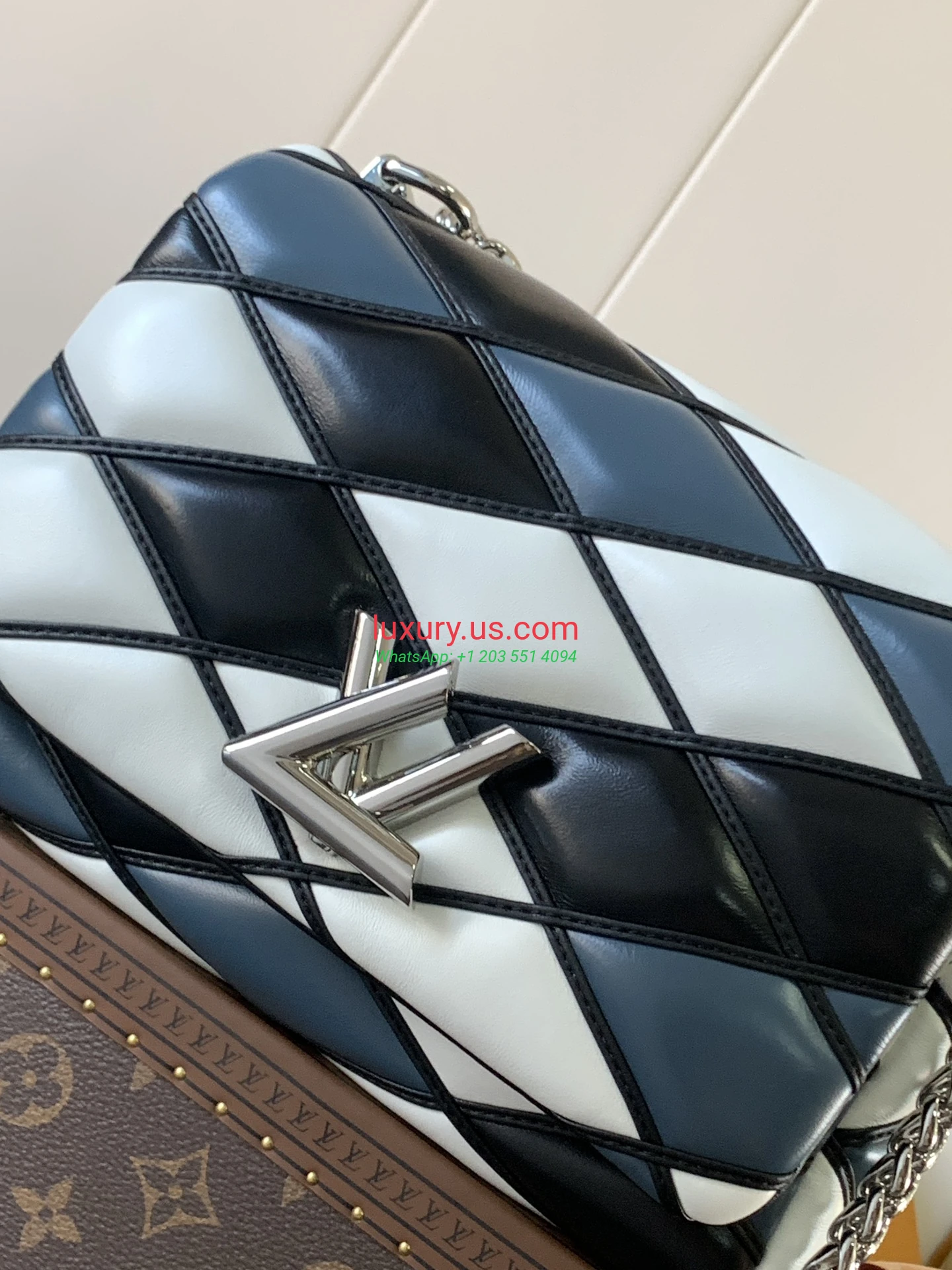 Louis Vuitton Twist M22891 Blue 23x16x10 cm - Replica Bag high-quality replicas, exquisite design, perfect details. Louis Vuitton Twist M22891 Blue 23x16x10 cm - Replica Bag high-quality replicas, exquisite design, perfect details.