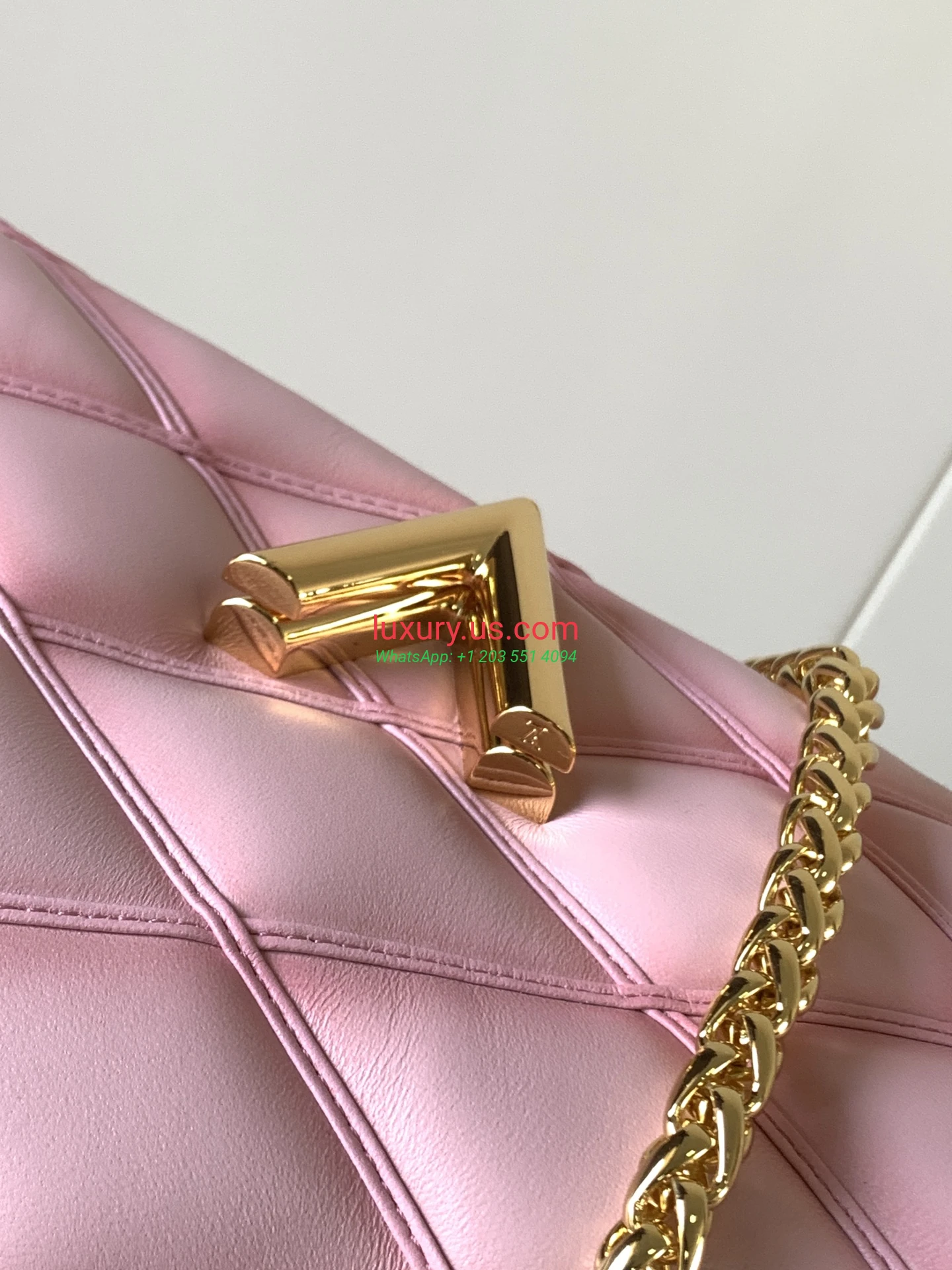 Louis Vuitton Twist M22891 DeepPink 23x16x10 cm - Replica Bag high-quality replicas, exquisite design, perfect details. Louis Vuitton Twist M22891 DeepPink 23x16x10 cm - Replica Bag high-quality replicas, exquisite design, perfect details.