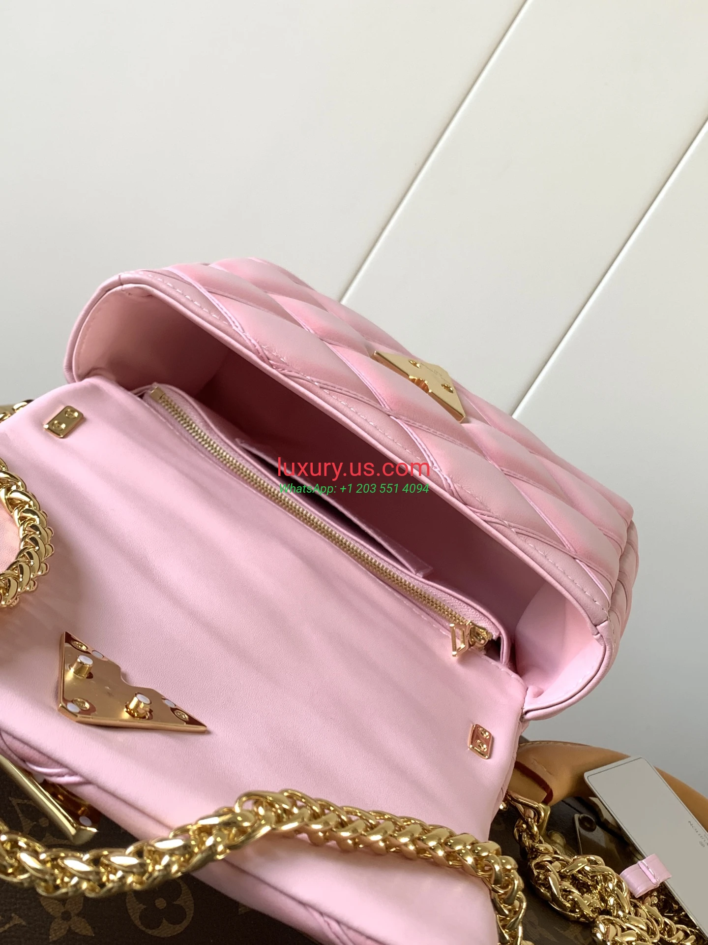 Louis Vuitton Twist M22891 DeepPink 23x16x10 cm - Replica Bag high-quality replicas, exquisite design, perfect details. Louis Vuitton Twist M22891 DeepPink 23x16x10 cm - Replica Bag high-quality replicas, exquisite design, perfect details.