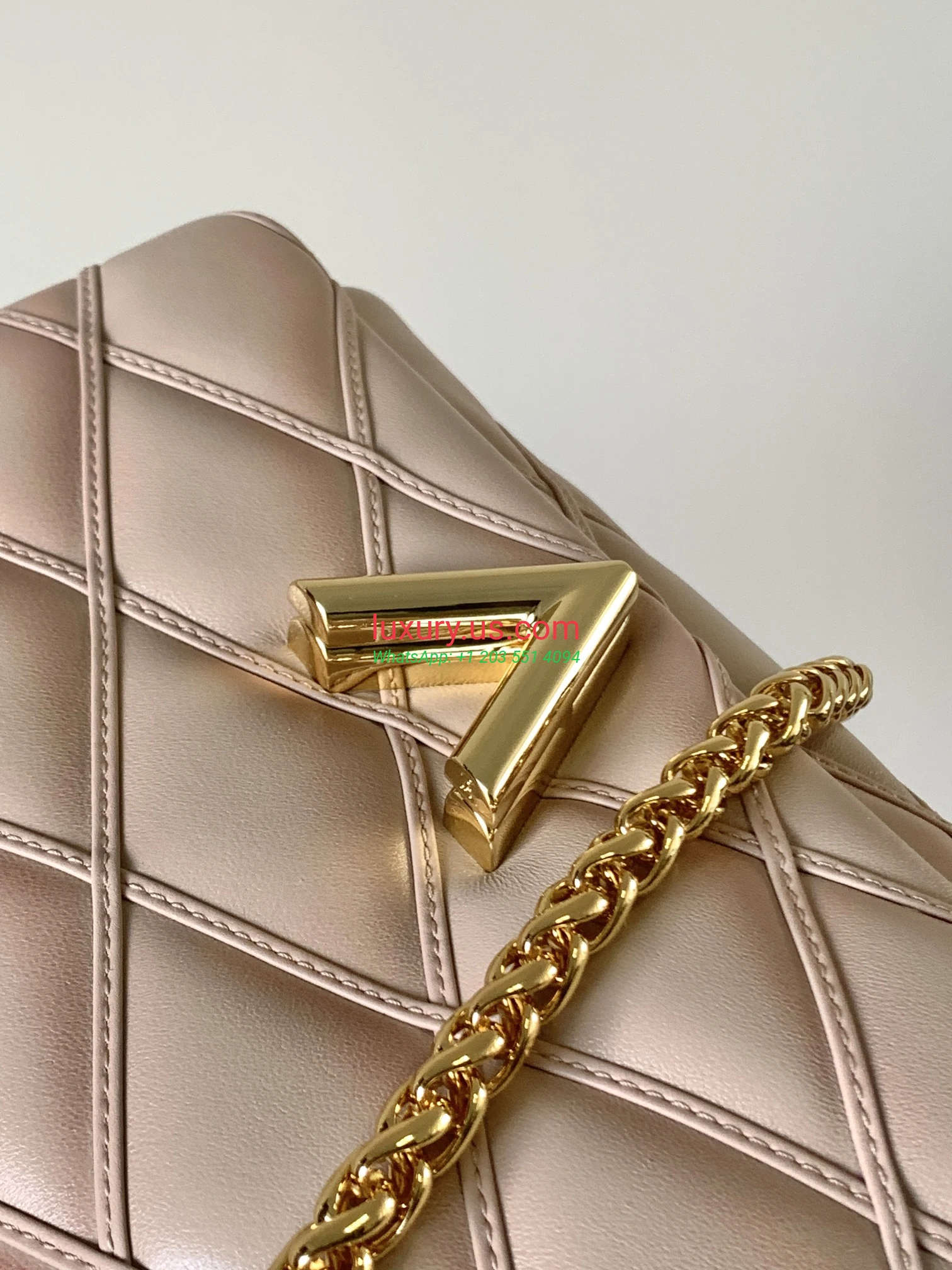 Louis Vuitton Twist M22891 Pink 23x16x10 cm - Replica Bag high-quality replicas, exquisite design, perfect details. Louis Vuitton Twist M22891 Pink 23x16x10 cm - Replica Bag high-quality replicas, exquisite design, perfect details.