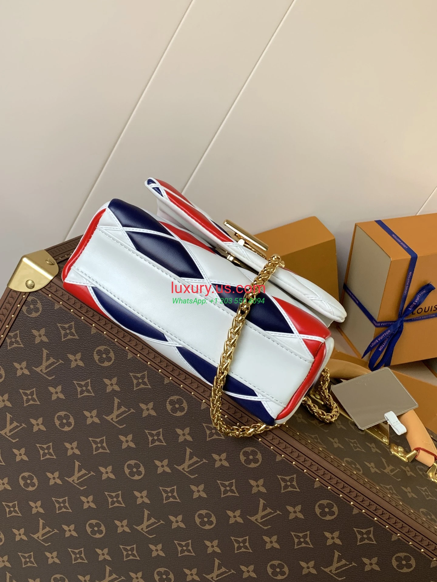 Louis Vuitton Twist M22891 Red White 23x16x10 cm - Replica Bag high-quality replicas, exquisite design, perfect details. Louis Vuitton Twist M22891 Red White 23x16x10 cm - Replica Bag high-quality replicas, exquisite design, perfect details.