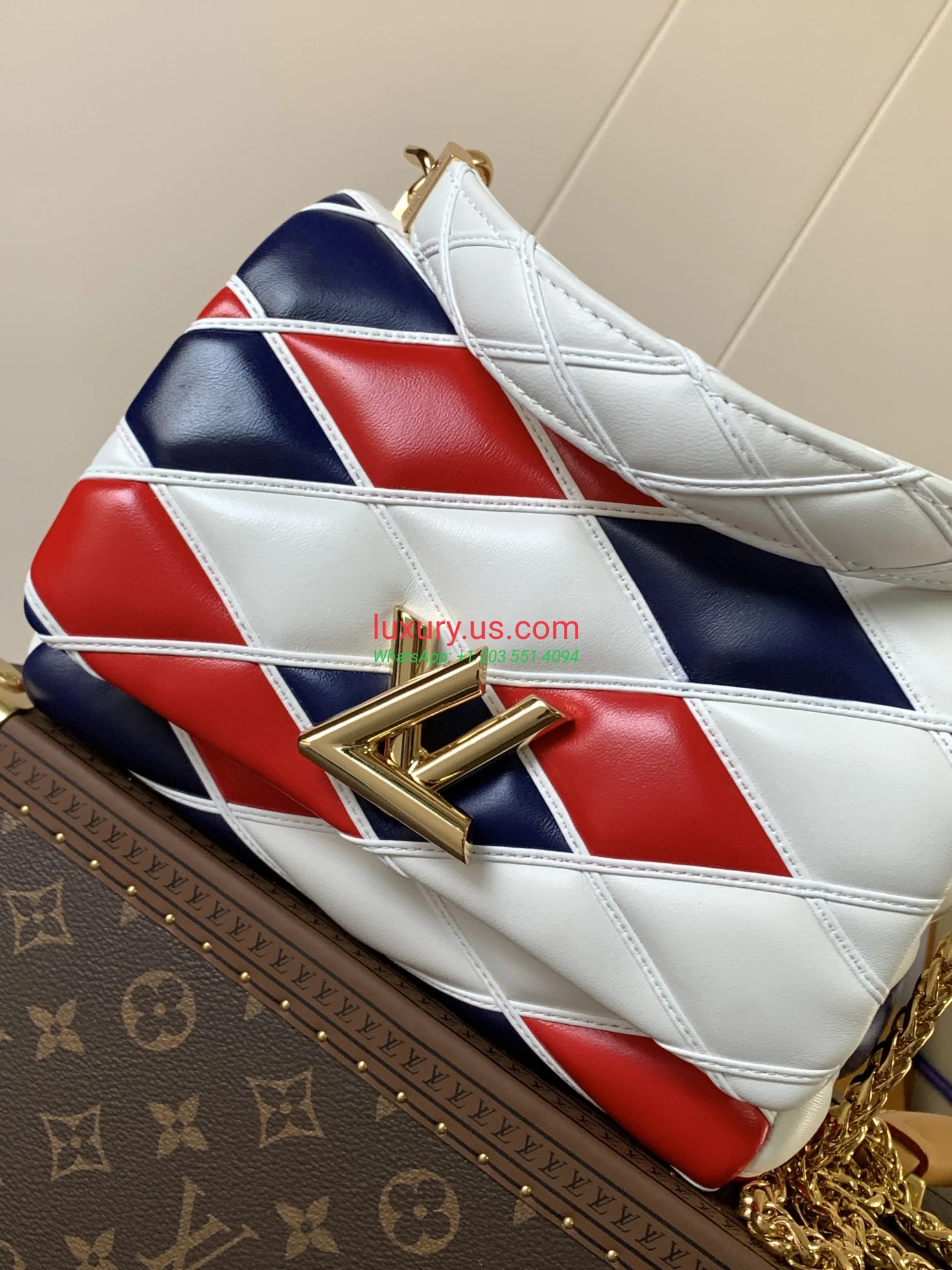Louis Vuitton Twist M22891 Red White 23x16x10 cm - Replica Bag high-quality replicas, exquisite design, perfect details. Louis Vuitton Twist M22891 Red White 23x16x10 cm - Replica Bag high-quality replicas, exquisite design, perfect details.