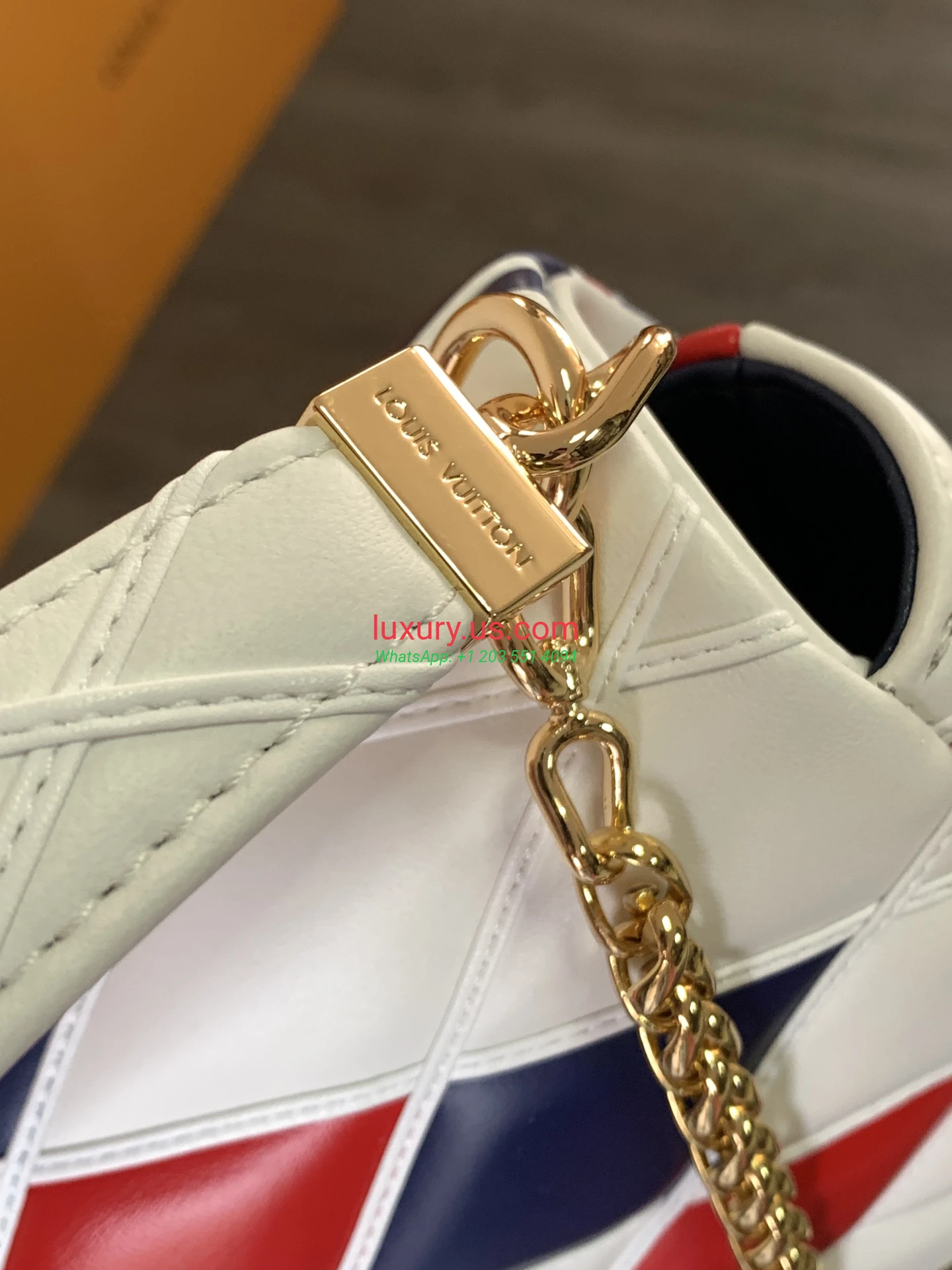 Louis Vuitton Twist M22891 Red White 23x16x10 cm - Replica Bag high-quality replicas, exquisite design, perfect details. Louis Vuitton Twist M22891 Red White 23x16x10 cm - Replica Bag high-quality replicas, exquisite design, perfect details.