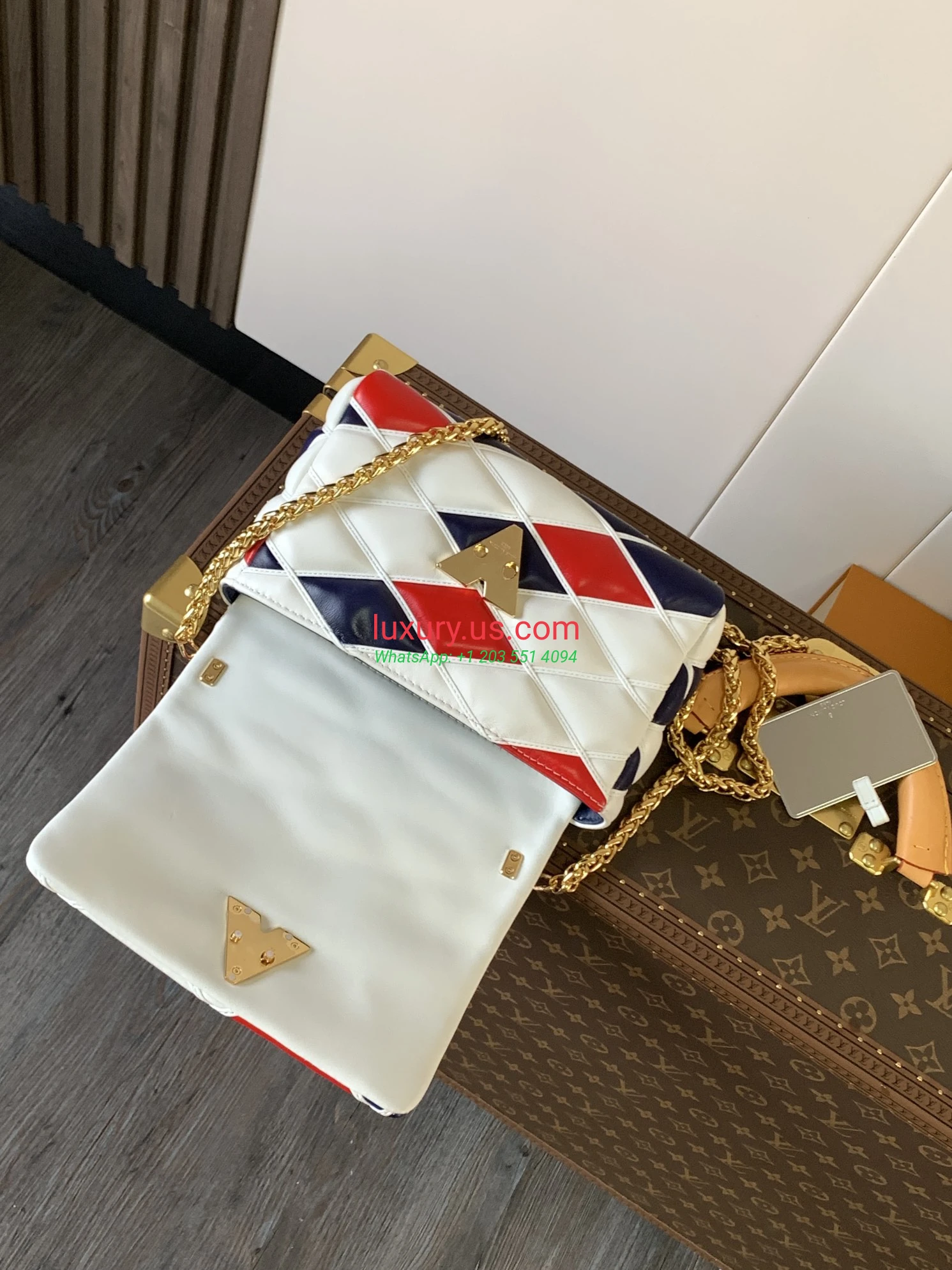 Louis Vuitton Twist M22891 Red White 23x16x10 cm - Replica Bag high-quality replicas, exquisite design, perfect details. Louis Vuitton Twist M22891 Red White 23x16x10 cm - Replica Bag high-quality replicas, exquisite design, perfect details.