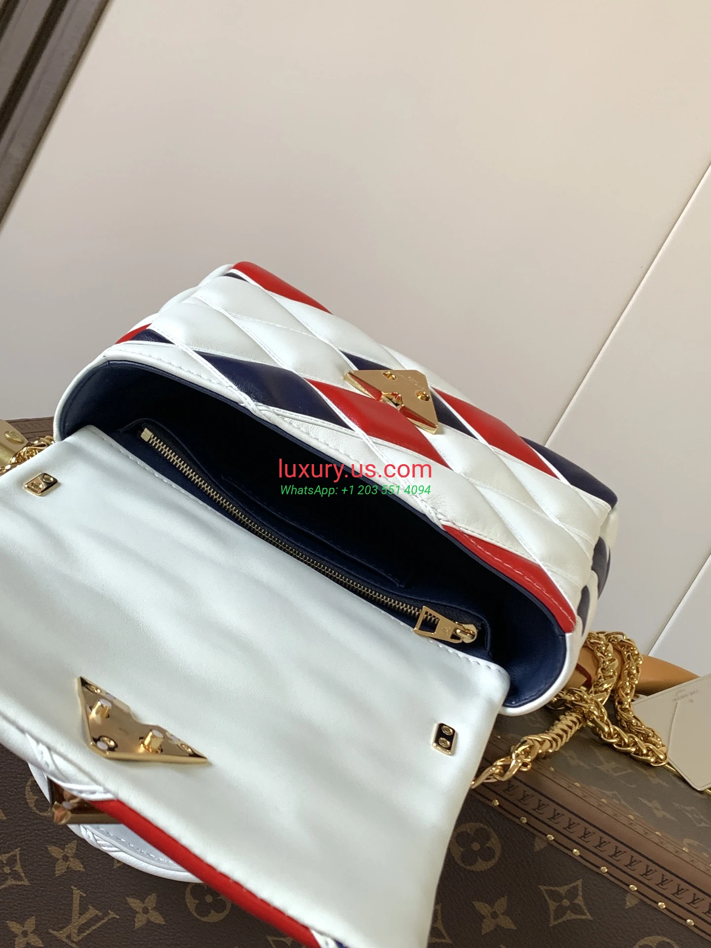 Louis Vuitton Twist M22891 Red White 23x16x10 cm - Replica Bag high-quality replicas, exquisite design, perfect details. Louis Vuitton Twist M22891 Red White 23x16x10 cm - Replica Bag high-quality replicas, exquisite design, perfect details.