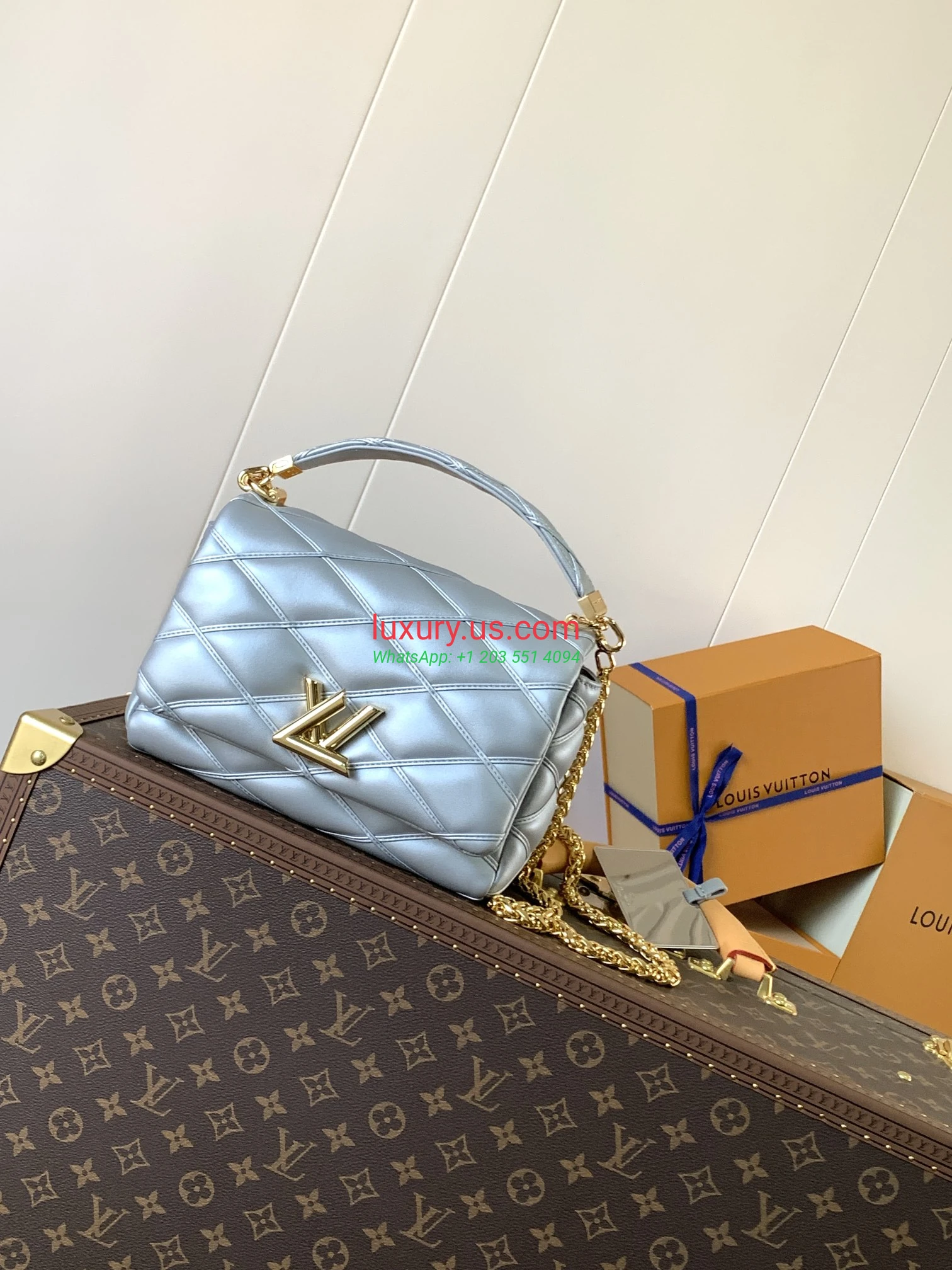 Louis Vuitton Twist M22891 Silver 23x16x10 cm - Replica Bag high-quality replicas, exquisite design, perfect details. Louis Vuitton Twist M22891 Silver 23x16x10 cm - Replica Bag high-quality replicas, exquisite design, perfect details.