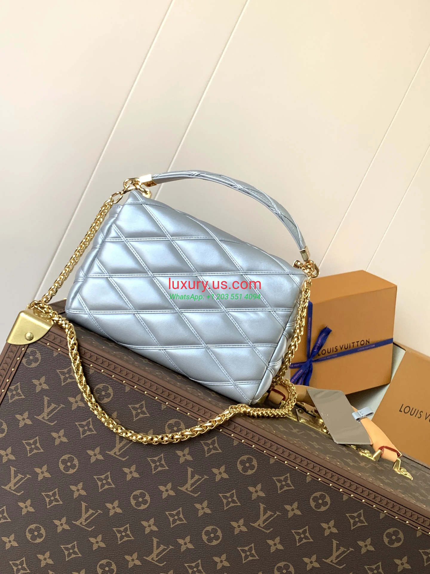 Louis Vuitton Twist M22891 Silver 23x16x10 cm - Replica Bag high-quality replicas, exquisite design, perfect details. Louis Vuitton Twist M22891 Silver 23x16x10 cm - Replica Bag high-quality replicas, exquisite design, perfect details.
