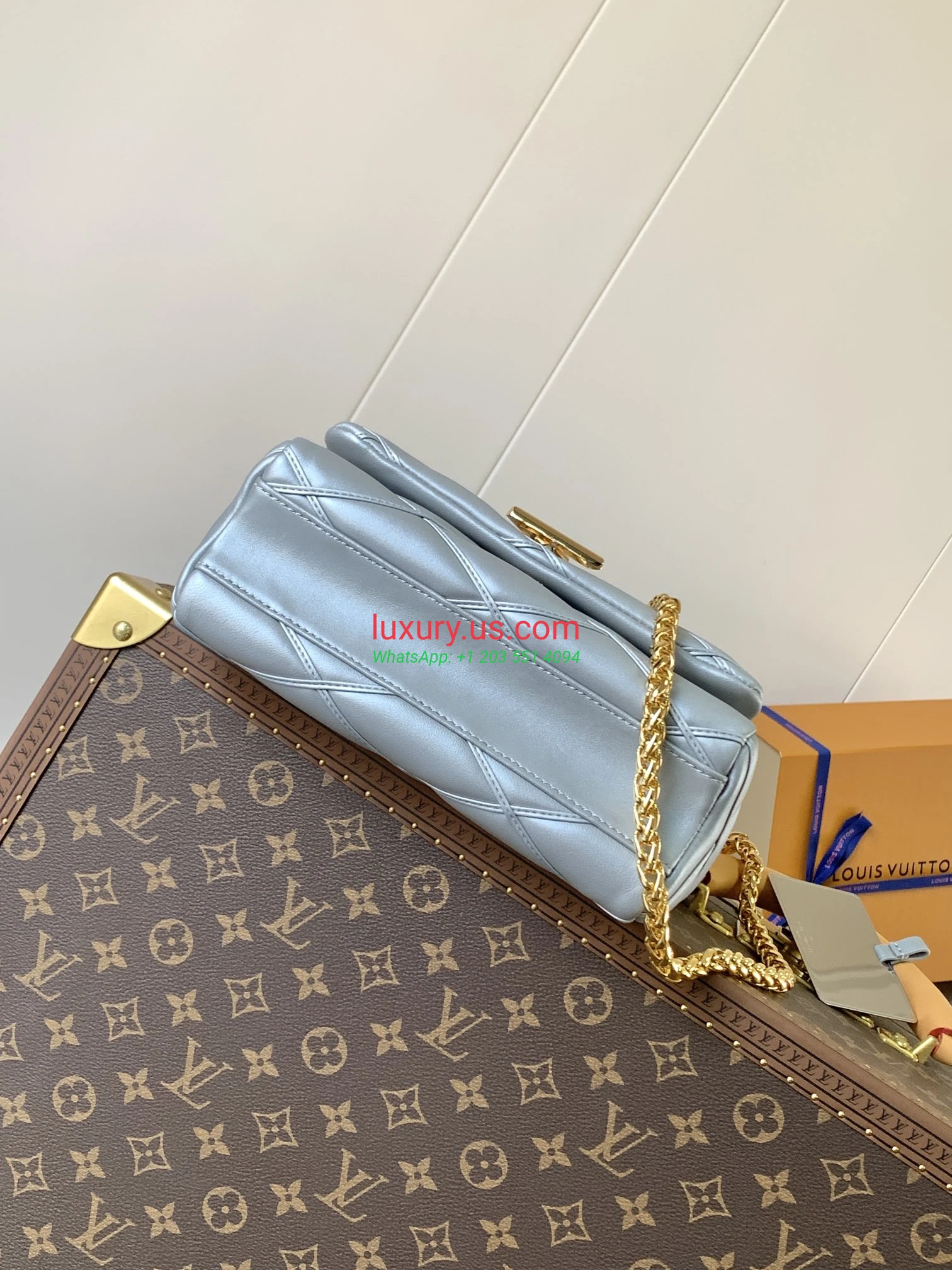 Louis Vuitton Twist M22891 Silver 23x16x10 cm - Replica Bag high-quality replicas, exquisite design, perfect details. Louis Vuitton Twist M22891 Silver 23x16x10 cm - Replica Bag high-quality replicas, exquisite design, perfect details.