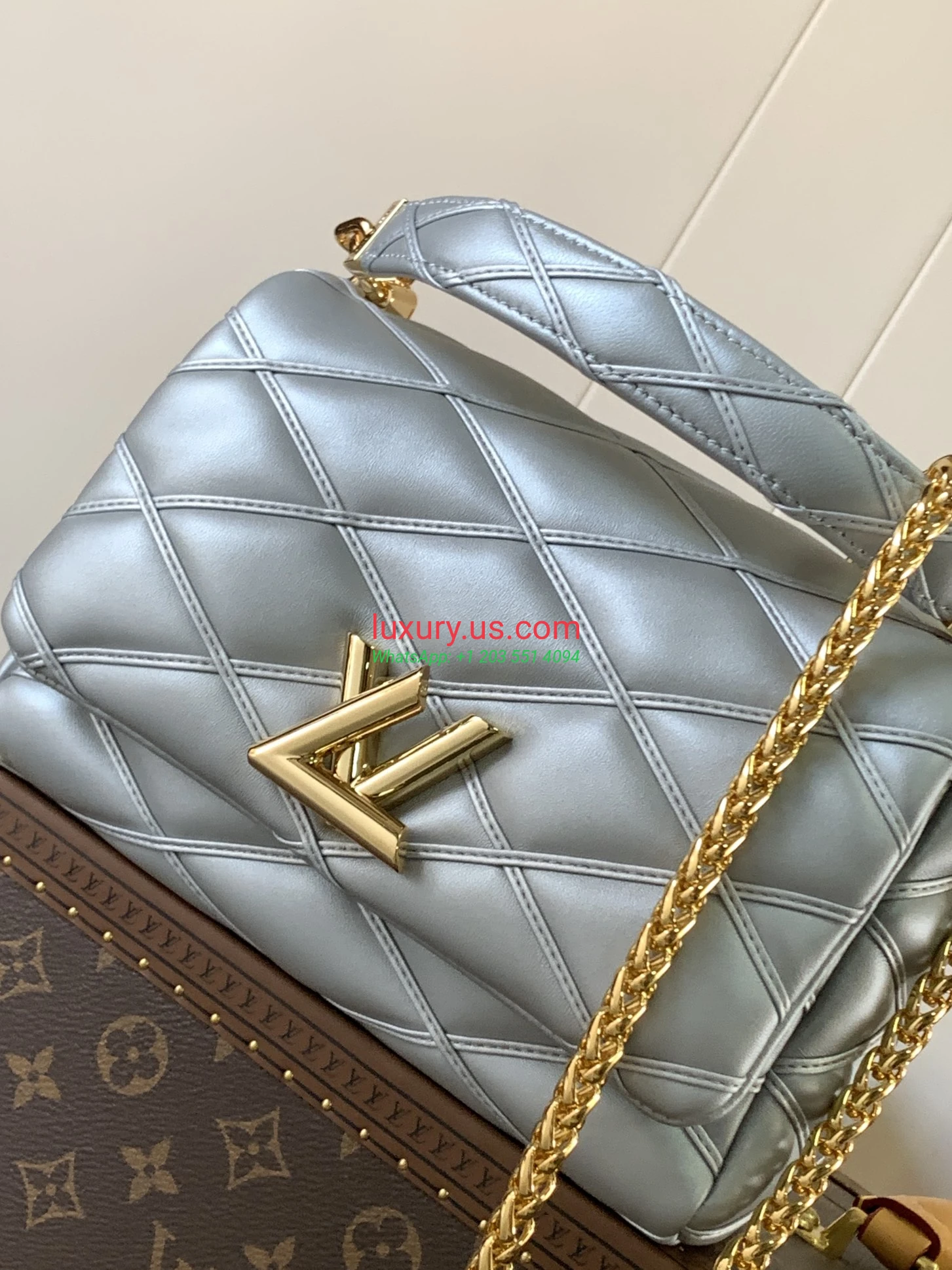 Louis Vuitton Twist M22891 Silver 23x16x10 cm - Replica Bag high-quality replicas, exquisite design, perfect details. Louis Vuitton Twist M22891 Silver 23x16x10 cm - Replica Bag high-quality replicas, exquisite design, perfect details.