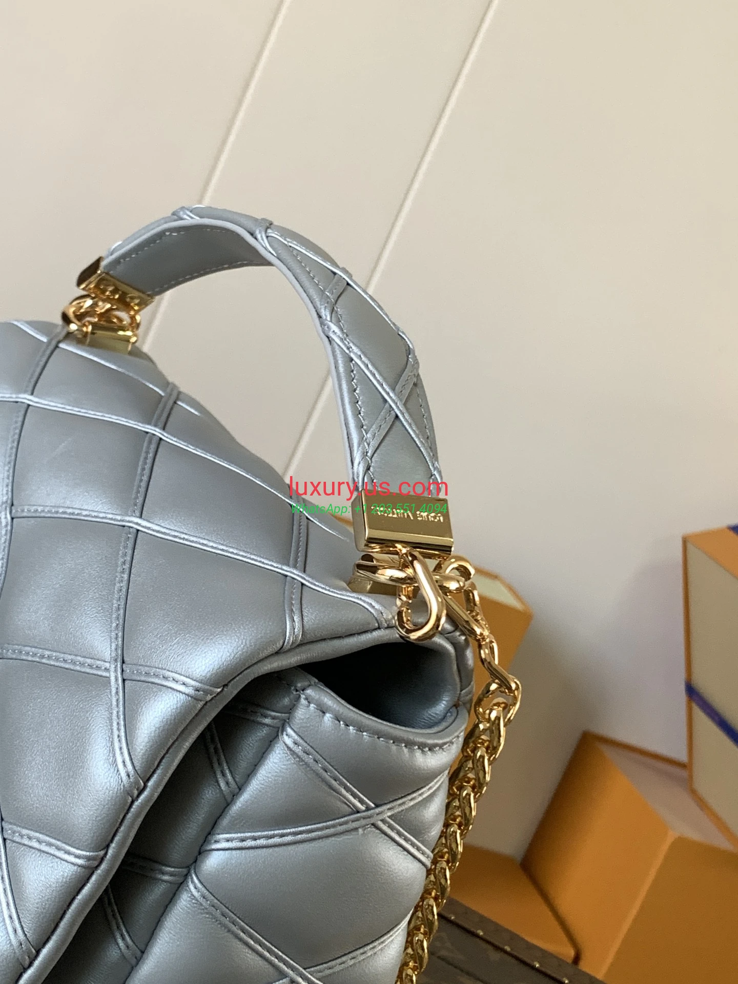 Louis Vuitton Twist M22891 Silver 23x16x10 cm - Replica Bag high-quality replicas, exquisite design, perfect details. Louis Vuitton Twist M22891 Silver 23x16x10 cm - Replica Bag high-quality replicas, exquisite design, perfect details.