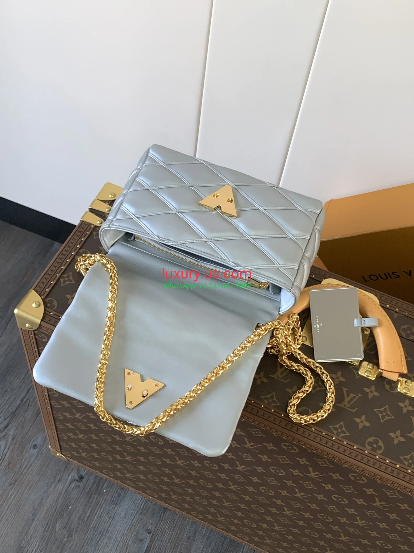 Louis Vuitton Twist M22891 Silver 23x16x10 cm - Replica Bag high-quality replicas, exquisite design, perfect details. Louis Vuitton Twist M22891 Silver 23x16x10 cm - Replica Bag high-quality replicas, exquisite design, perfect details.