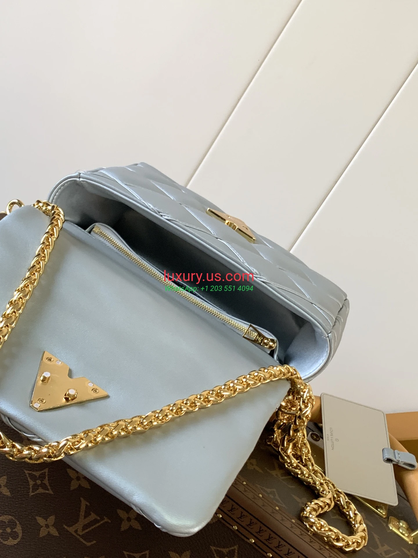 Louis Vuitton Twist M22891 Silver 23x16x10 cm - Replica Bag high-quality replicas, exquisite design, perfect details. Louis Vuitton Twist M22891 Silver 23x16x10 cm - Replica Bag high-quality replicas, exquisite design, perfect details.