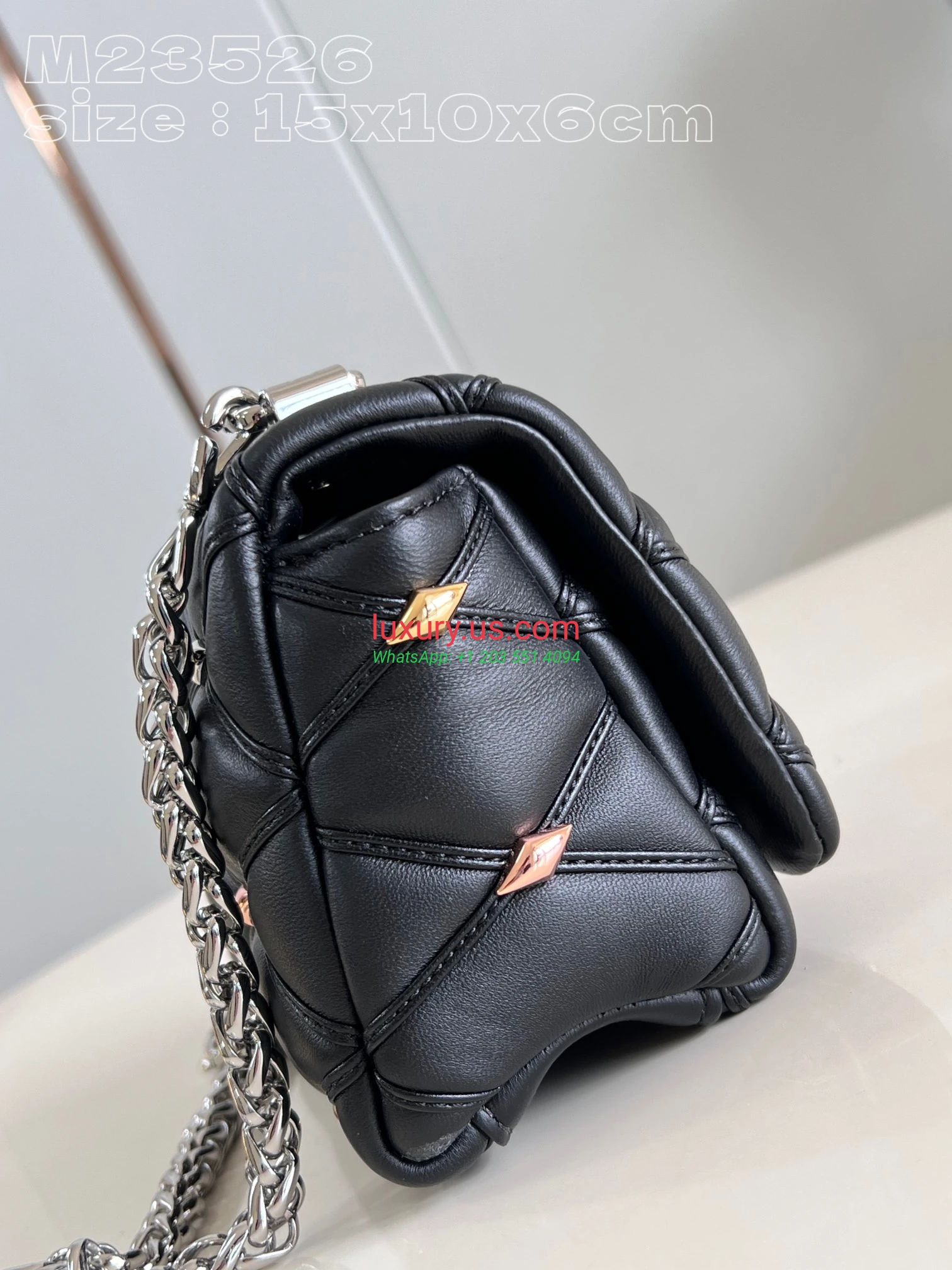 Louis Vuitton Twist M23526 15x10x6.5 cm Black - Replica Bag high-quality replicas, exquisite design, perfect details. Louis Vuitton Twist M23526 15x10x6.5 cm Black - Replica Bag high-quality replicas, exquisite design, perfect details.