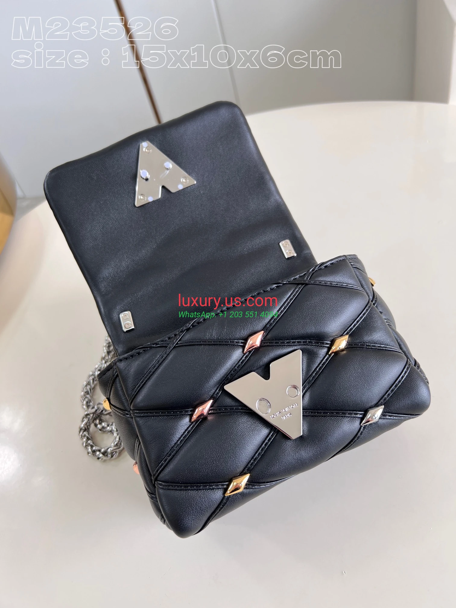 Louis Vuitton Twist M23526 15x10x6.5 cm Black - Replica Bag high-quality replicas, exquisite design, perfect details. Louis Vuitton Twist M23526 15x10x6.5 cm Black - Replica Bag high-quality replicas, exquisite design, perfect details.