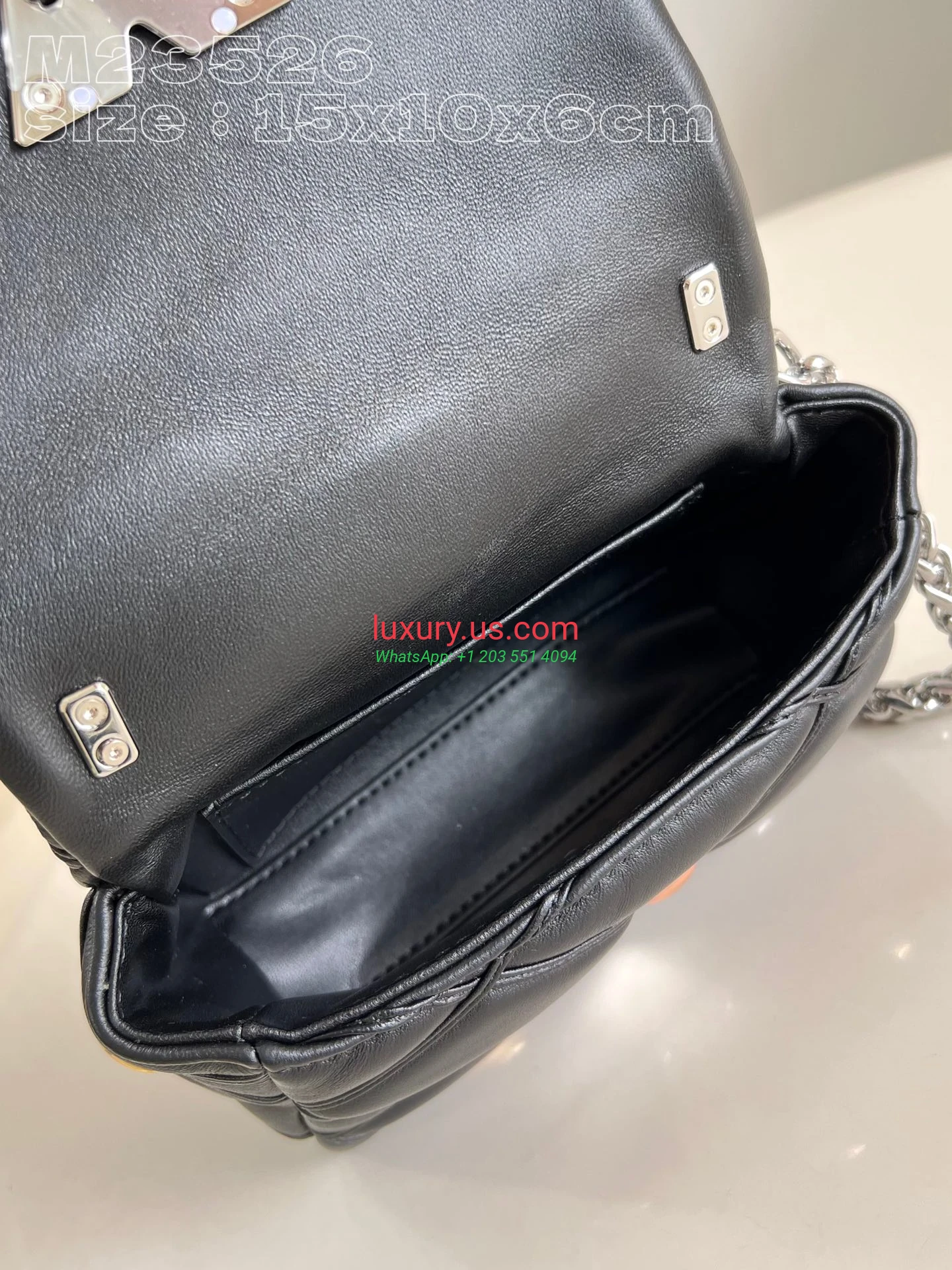 Louis Vuitton Twist M23526 15x10x6.5 cm Black - Replica Bag high-quality replicas, exquisite design, perfect details. Louis Vuitton Twist M23526 15x10x6.5 cm Black - Replica Bag high-quality replicas, exquisite design, perfect details.