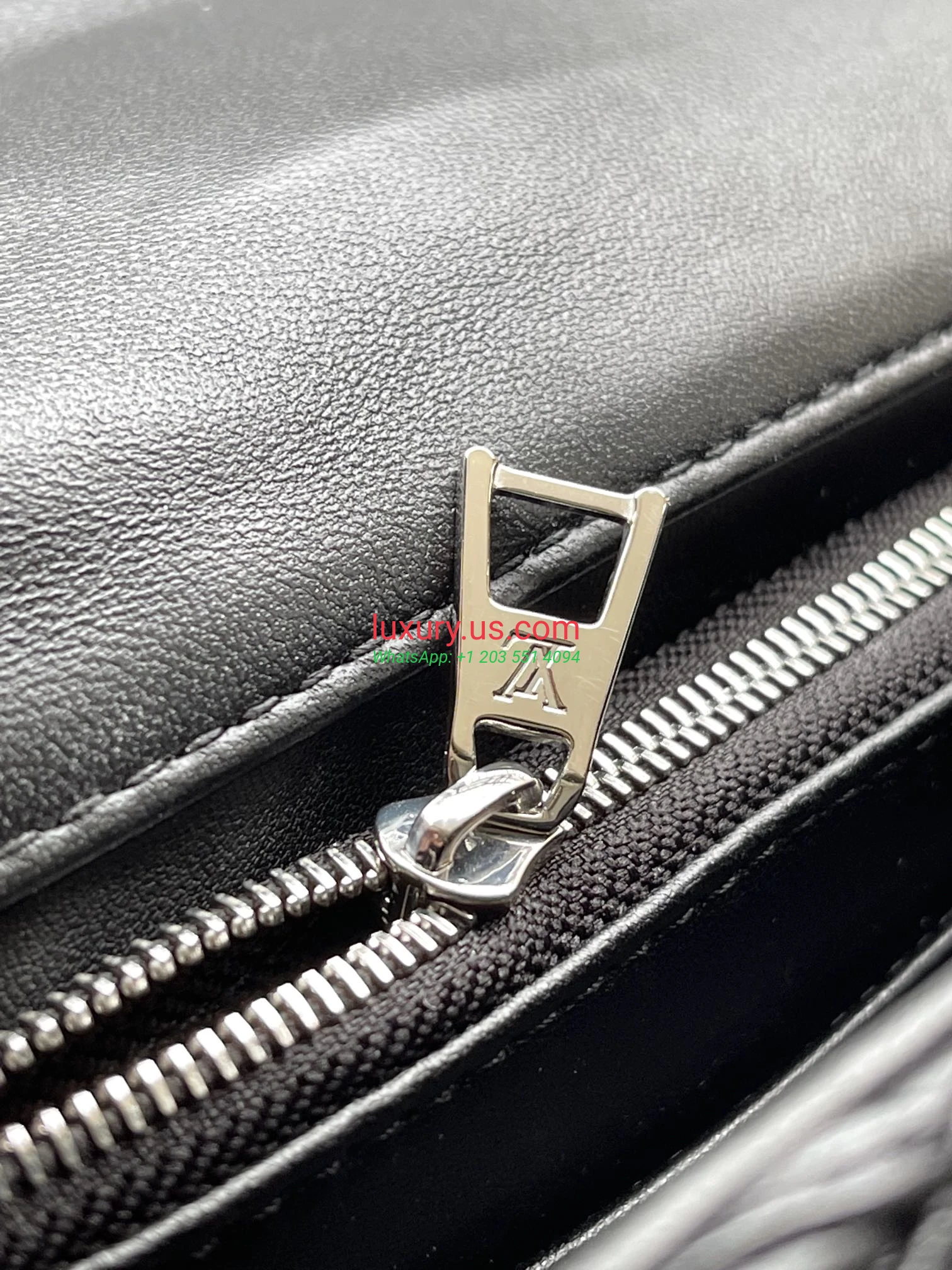 Louis Vuitton Twist M24151 23x16x10 cm black - Replica Bag high-quality replicas, exquisite design, perfect details. Louis Vuitton Twist M24151 23x16x10 cm black - Replica Bag high-quality replicas, exquisite design, perfect details.