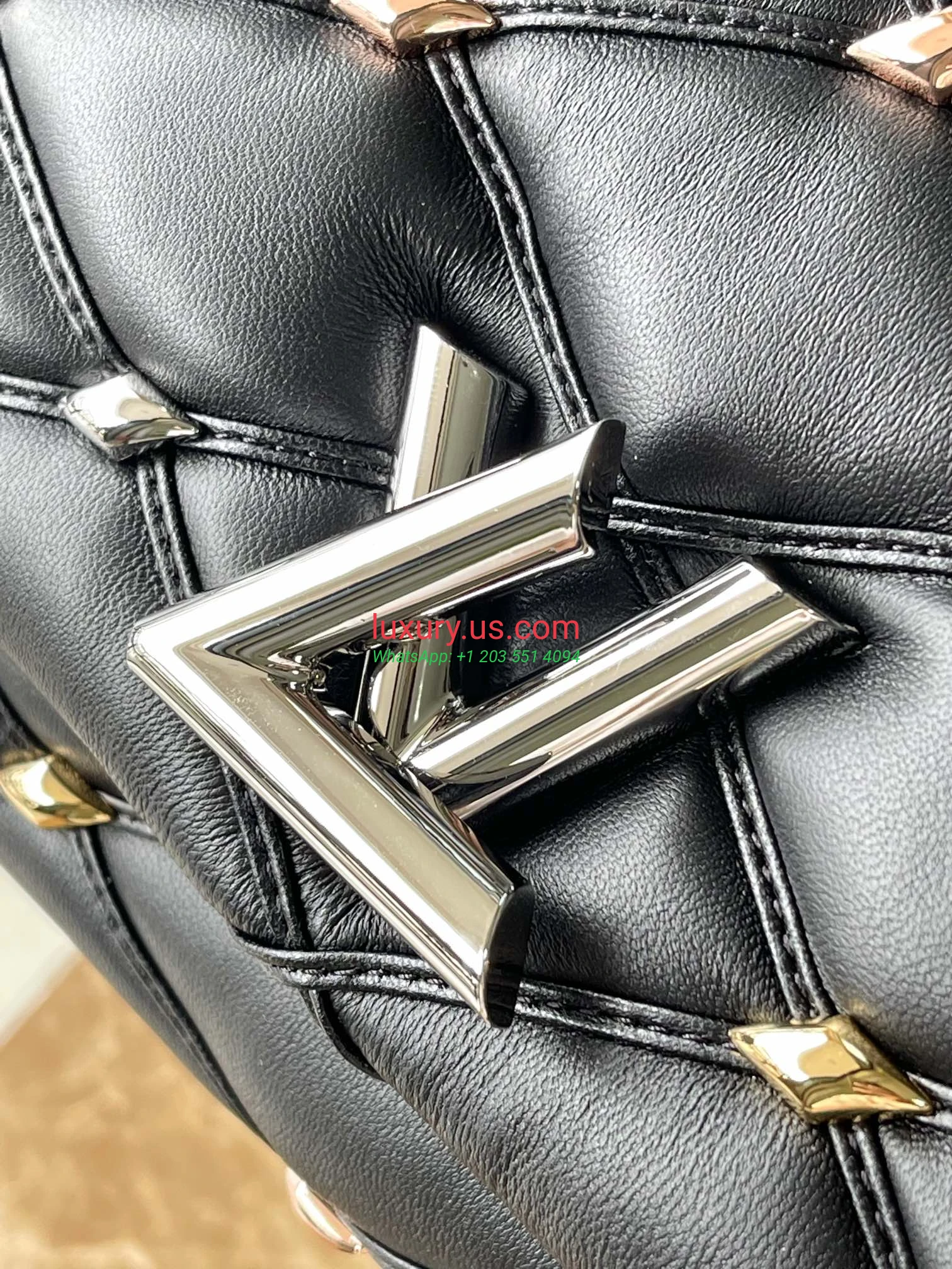 Louis Vuitton Twist M24151 23x16x10 cm black - Replica Bag high-quality replicas, exquisite design, perfect details. Louis Vuitton Twist M24151 23x16x10 cm black - Replica Bag high-quality replicas, exquisite design, perfect details.