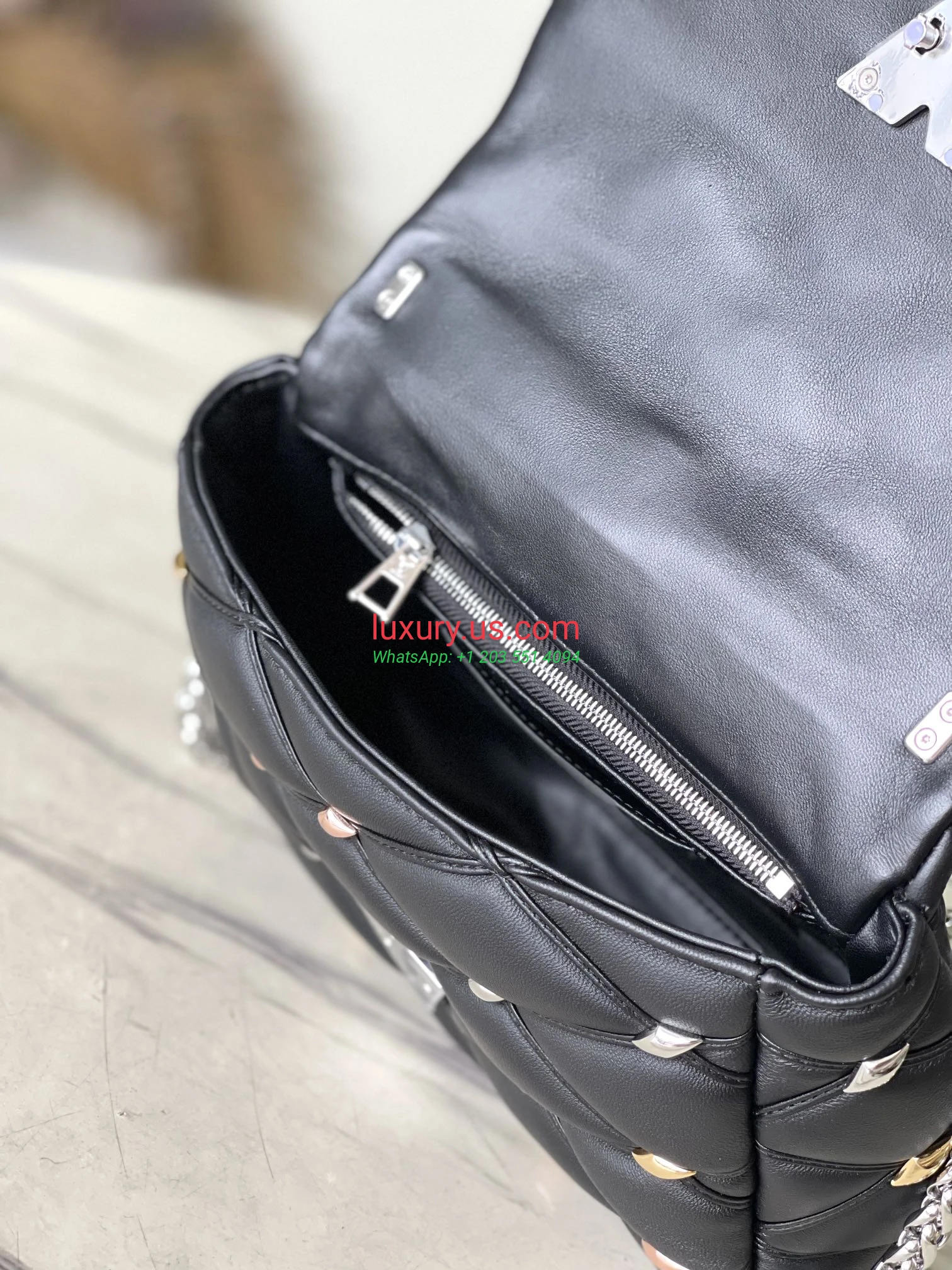 Louis Vuitton Twist M24151 23x16x10 cm black - Replica Bag high-quality replicas, exquisite design, perfect details. Louis Vuitton Twist M24151 23x16x10 cm black - Replica Bag high-quality replicas, exquisite design, perfect details.