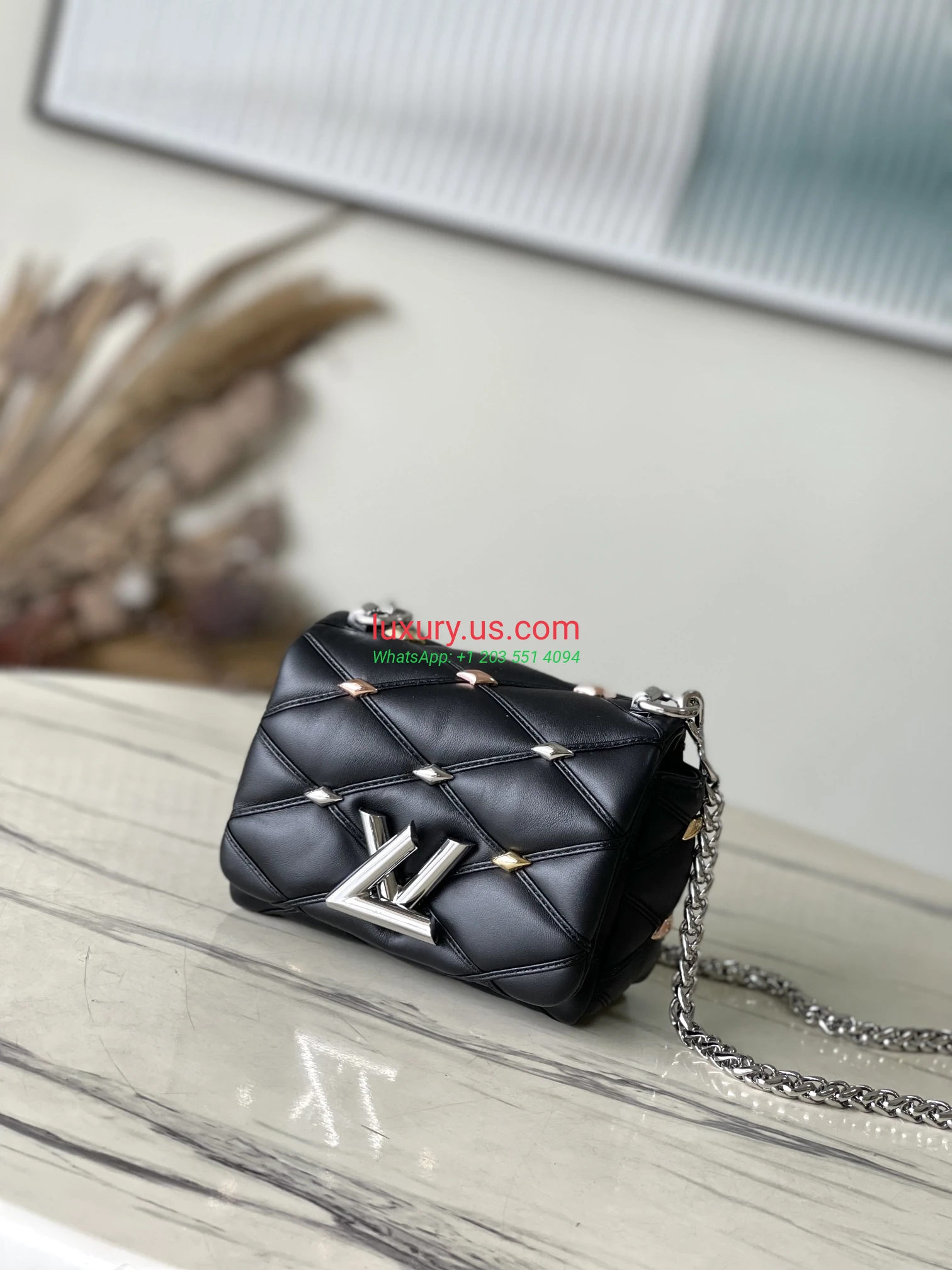 Louis Vuitton Twist M24246 Black 15x10x6.5 cm black - Replica Bag high-quality replicas, exquisite design, perfect details. Louis Vuitton Twist M24246 Black 15x10x6.5 cm black - Replica Bag high-quality replicas, exquisite design, perfect details.