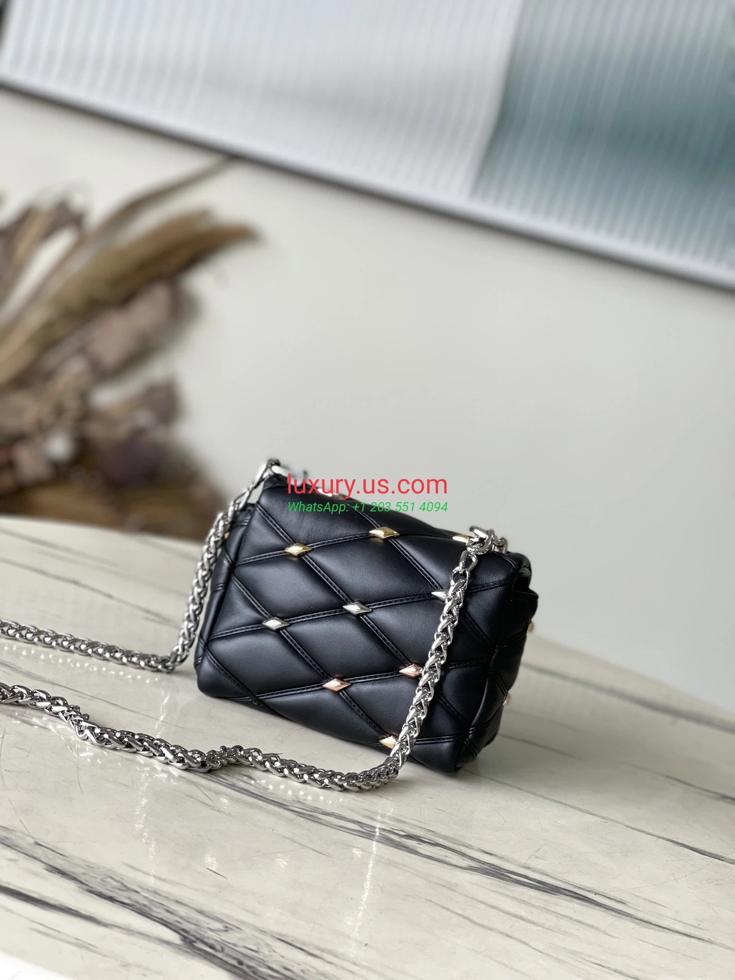 Louis Vuitton Twist M24246 Black 15x10x6.5 cm black - Replica Bag high-quality replicas, exquisite design, perfect details. Louis Vuitton Twist M24246 Black 15x10x6.5 cm black - Replica Bag high-quality replicas, exquisite design, perfect details.