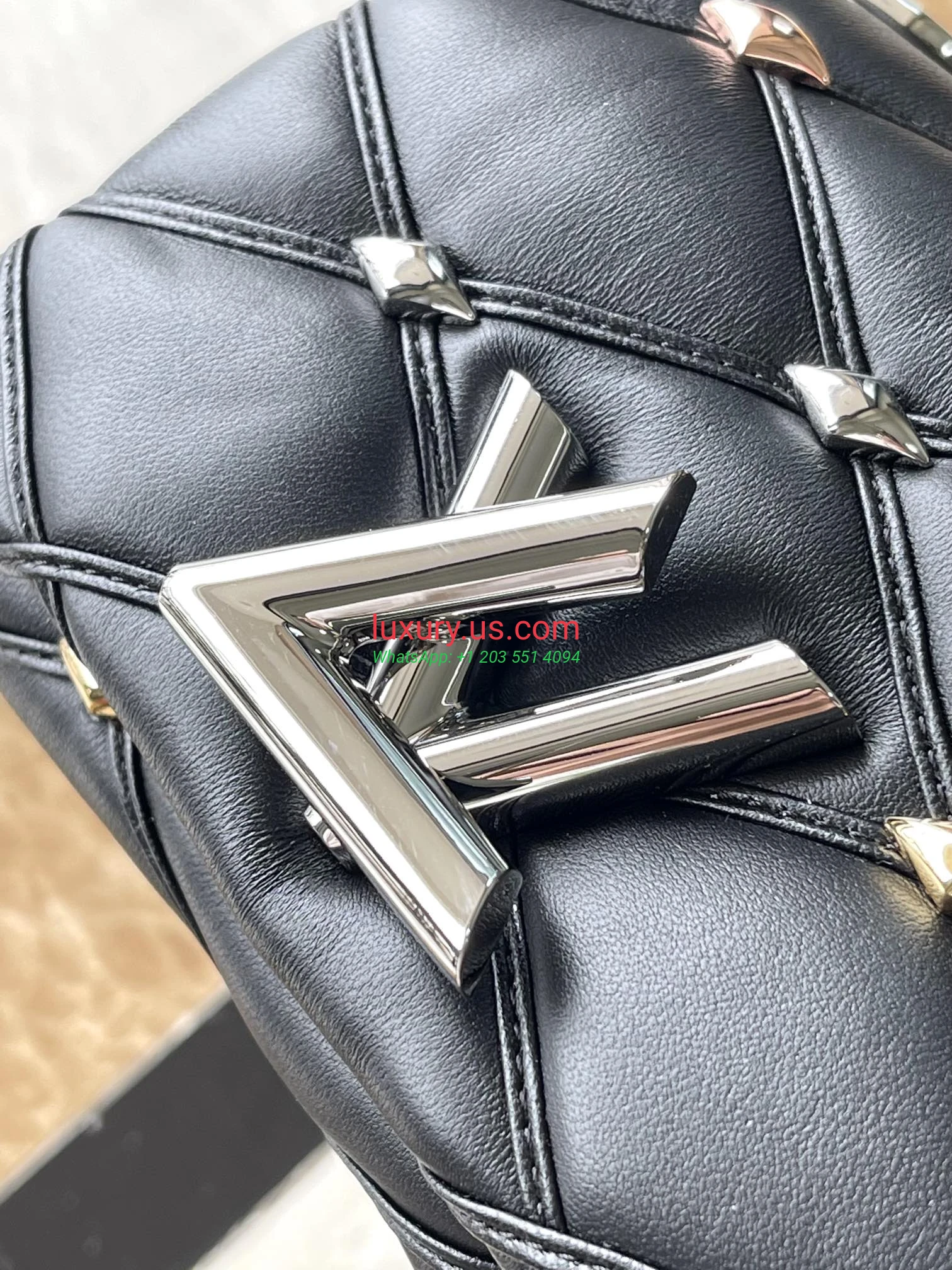 Louis Vuitton Twist M24246 Black 15x10x6.5 cm black - Replica Bag high-quality replicas, exquisite design, perfect details. Louis Vuitton Twist M24246 Black 15x10x6.5 cm black - Replica Bag high-quality replicas, exquisite design, perfect details.