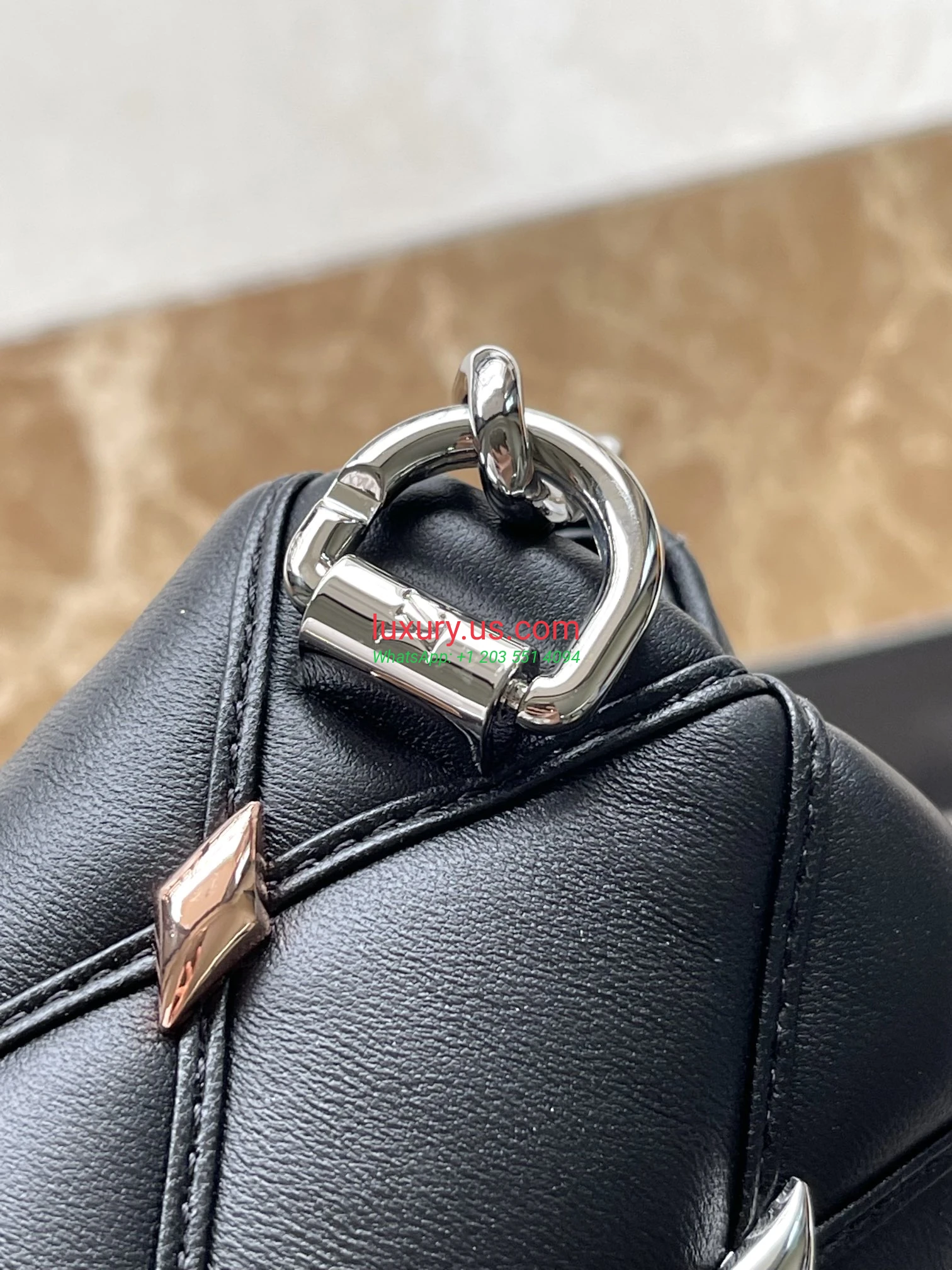 Louis Vuitton Twist M24246 Black 15x10x6.5 cm black - Replica Bag high-quality replicas, exquisite design, perfect details. Louis Vuitton Twist M24246 Black 15x10x6.5 cm black - Replica Bag high-quality replicas, exquisite design, perfect details.