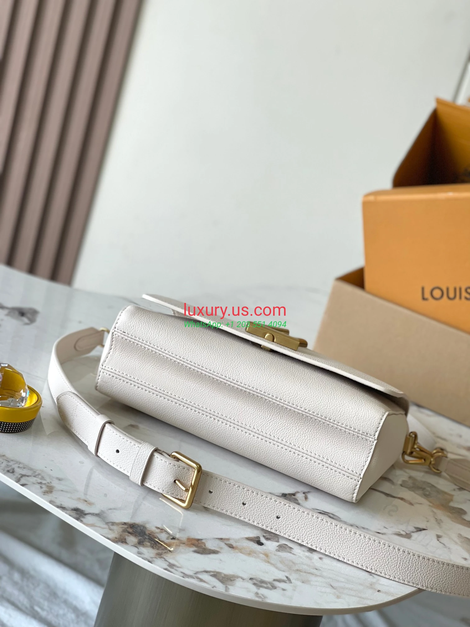 Louis Vuitton Twist M25359 27x19x9 cm Off-White - Replica Bag high-quality replicas, exquisite design, perfect details. Louis Vuitton Twist M25359 27x19x9 cm Off-White - Replica Bag high-quality replicas, exquisite design, perfect details.
