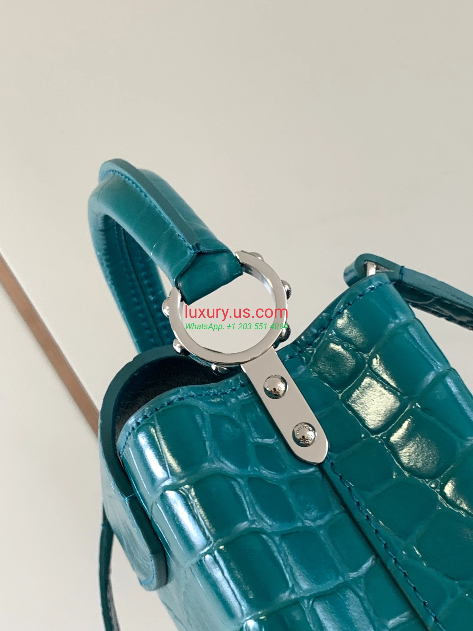 Louis Vuitton Capucines N93429 DarkGreen 21x14x8 cm Emerald Green - Replica Bag high-quality replicas, exquisite design, perfect details. Louis Vuitton Capucines N93429 DarkGreen 21x14x8 cm Emerald Green - Replica Bag high-quality replicas, exquisite design, perfect details.