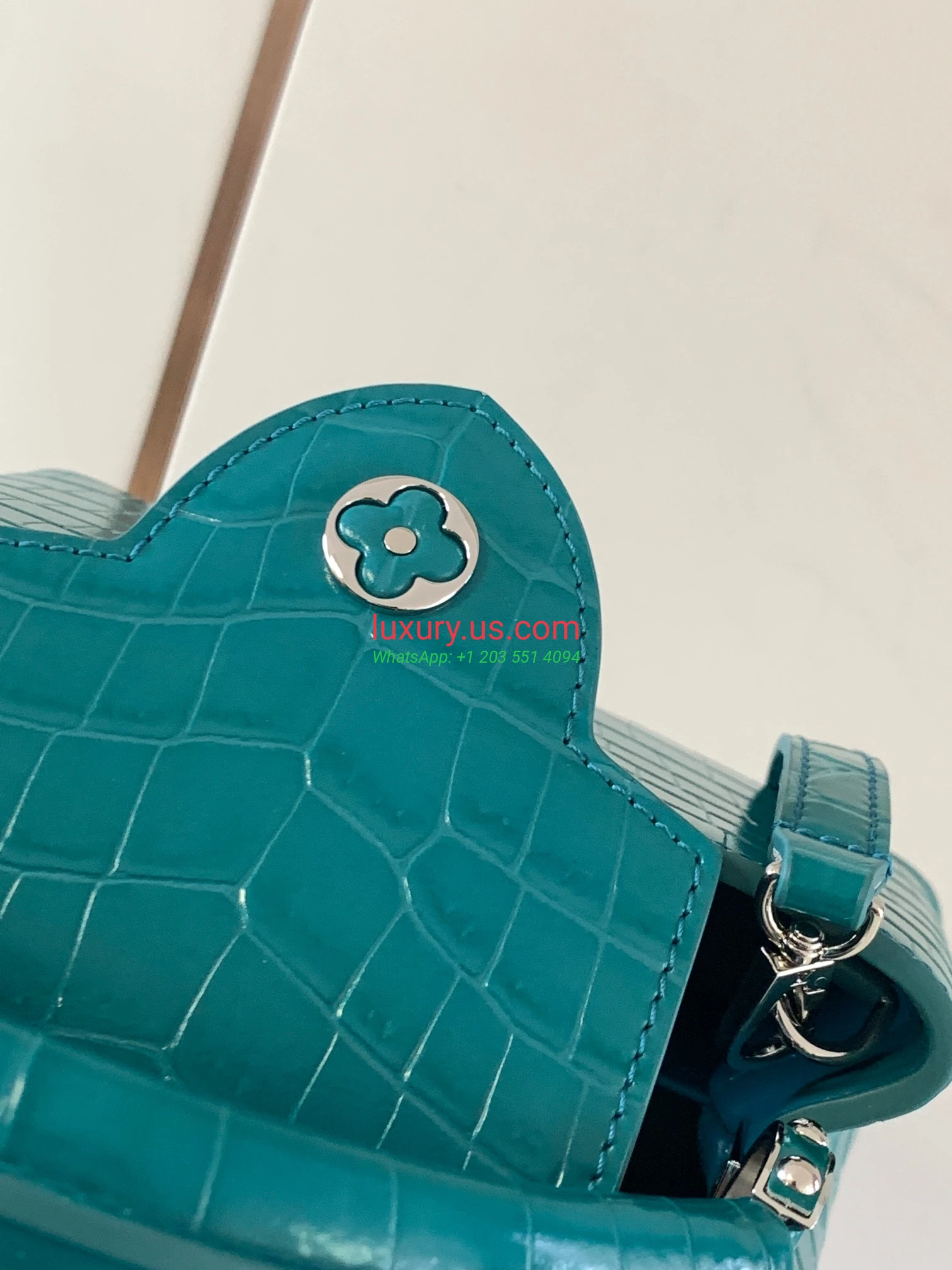 Louis Vuitton Capucines N93429 DarkGreen 21x14x8 cm Emerald Green - Replica Bag high-quality replicas, exquisite design, perfect details. Louis Vuitton Capucines N93429 DarkGreen 21x14x8 cm Emerald Green - Replica Bag high-quality replicas, exquisite design, perfect details.