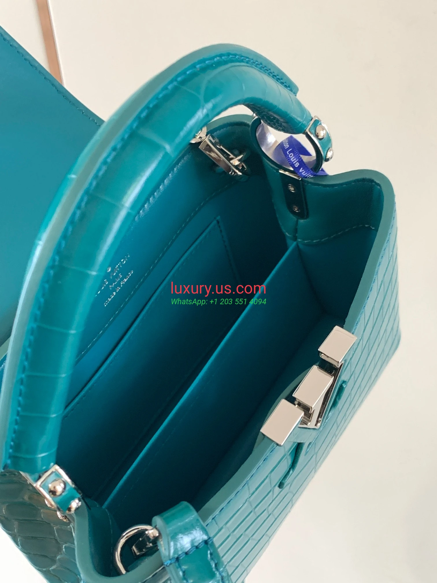 Louis Vuitton Capucines N93429 DarkGreen 21x14x8 cm Emerald Green - Replica Bag high-quality replicas, exquisite design, perfect details. Louis Vuitton Capucines N93429 DarkGreen 21x14x8 cm Emerald Green - Replica Bag high-quality replicas, exquisite design, perfect details.